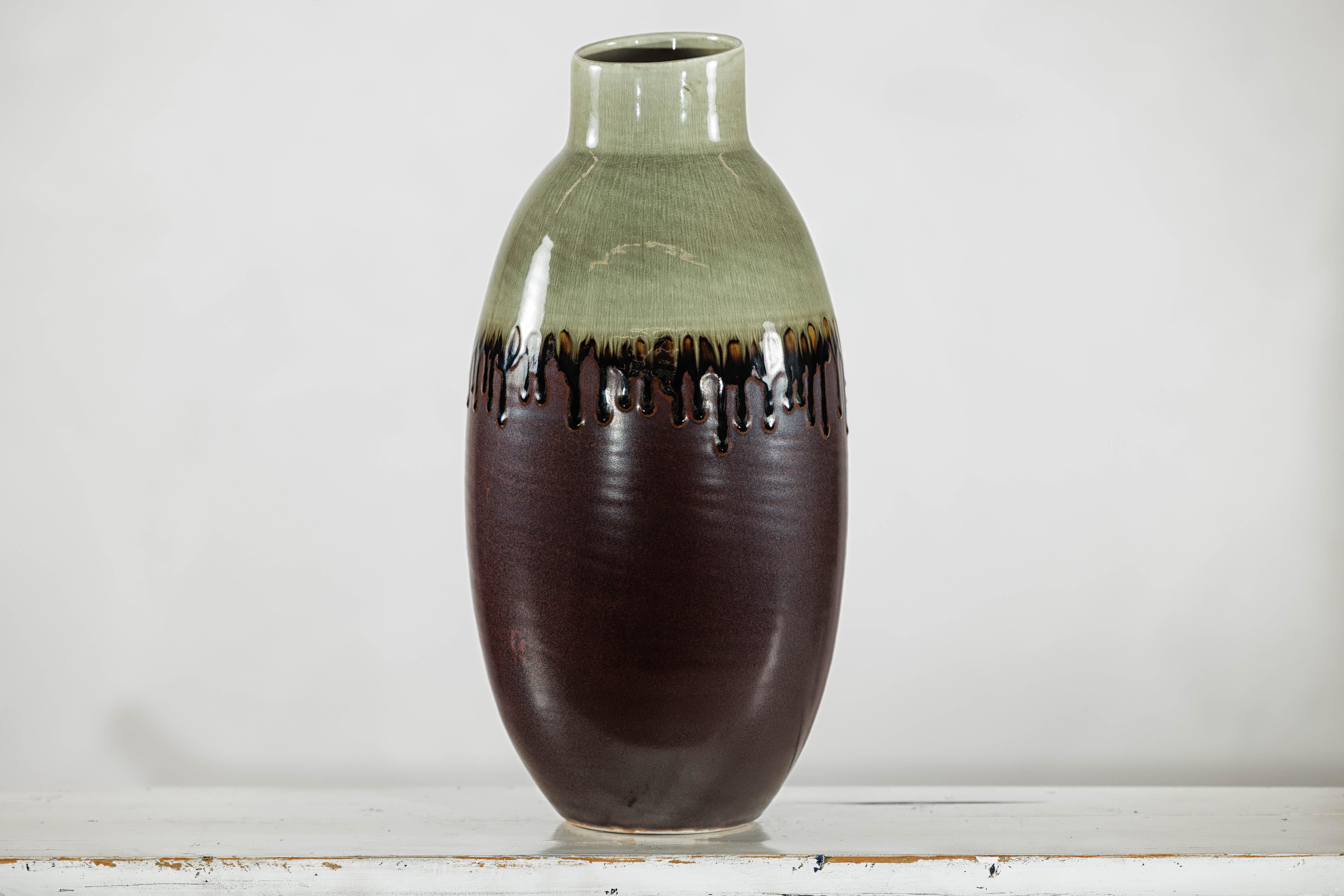 Grüne und braune Vase mit Tropfglasur und asymmetrischem Rand (Keramik) im Angebot