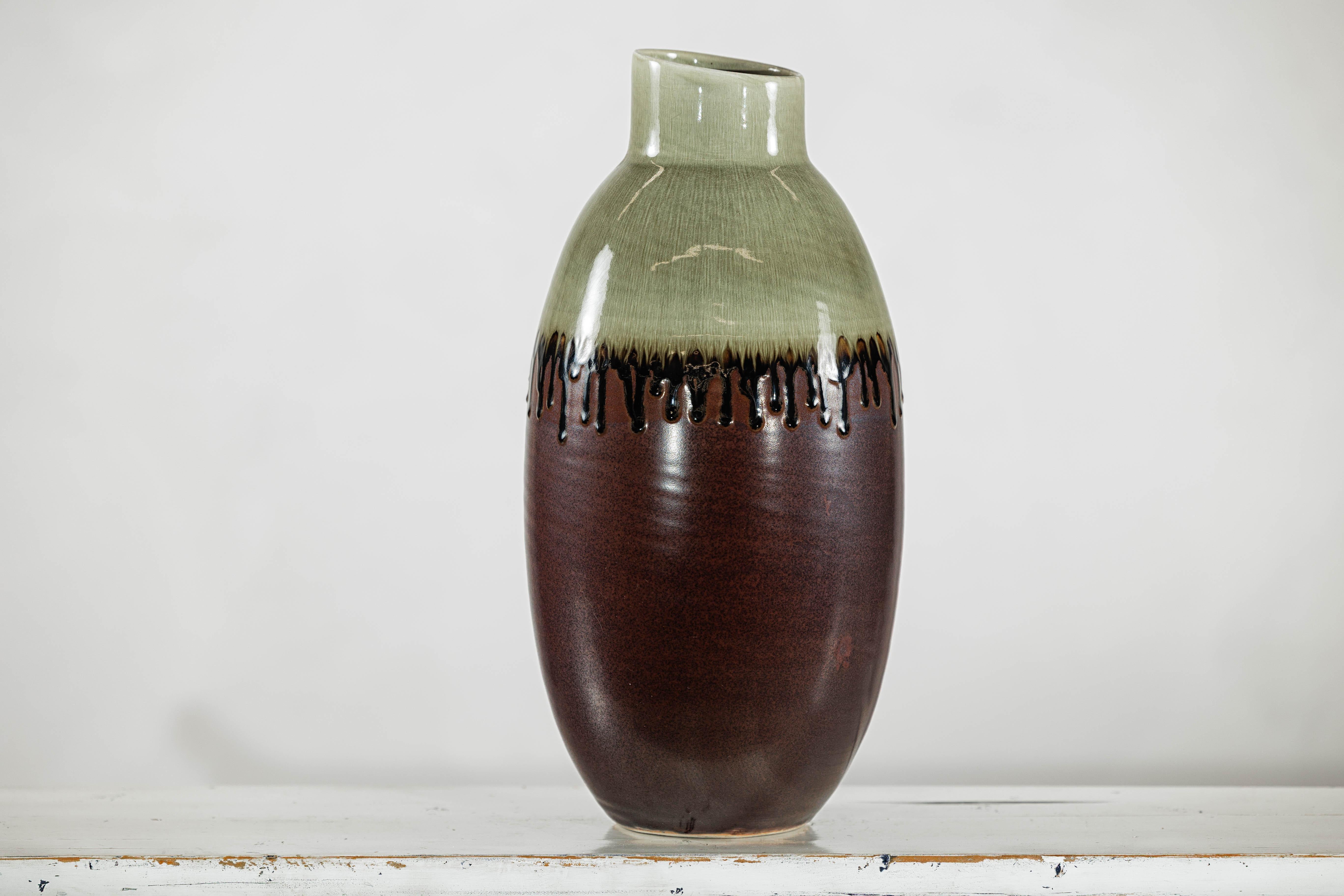 Grüne und braune Vase mit Tropfglasur und asymmetrischem Rand im Angebot 1