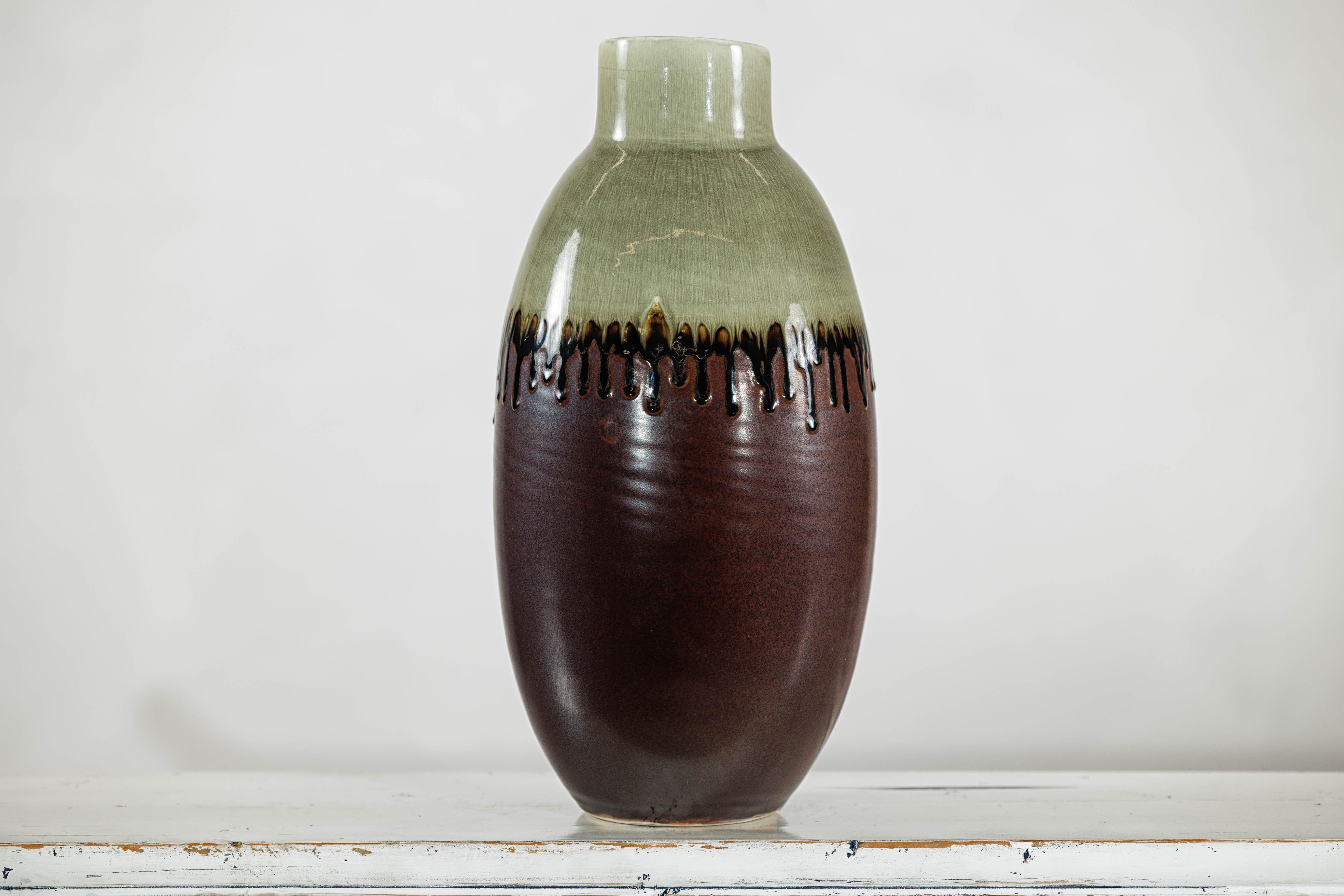Grüne und braune Vase mit Tropfglasur und asymmetrischem Rand im Angebot 2