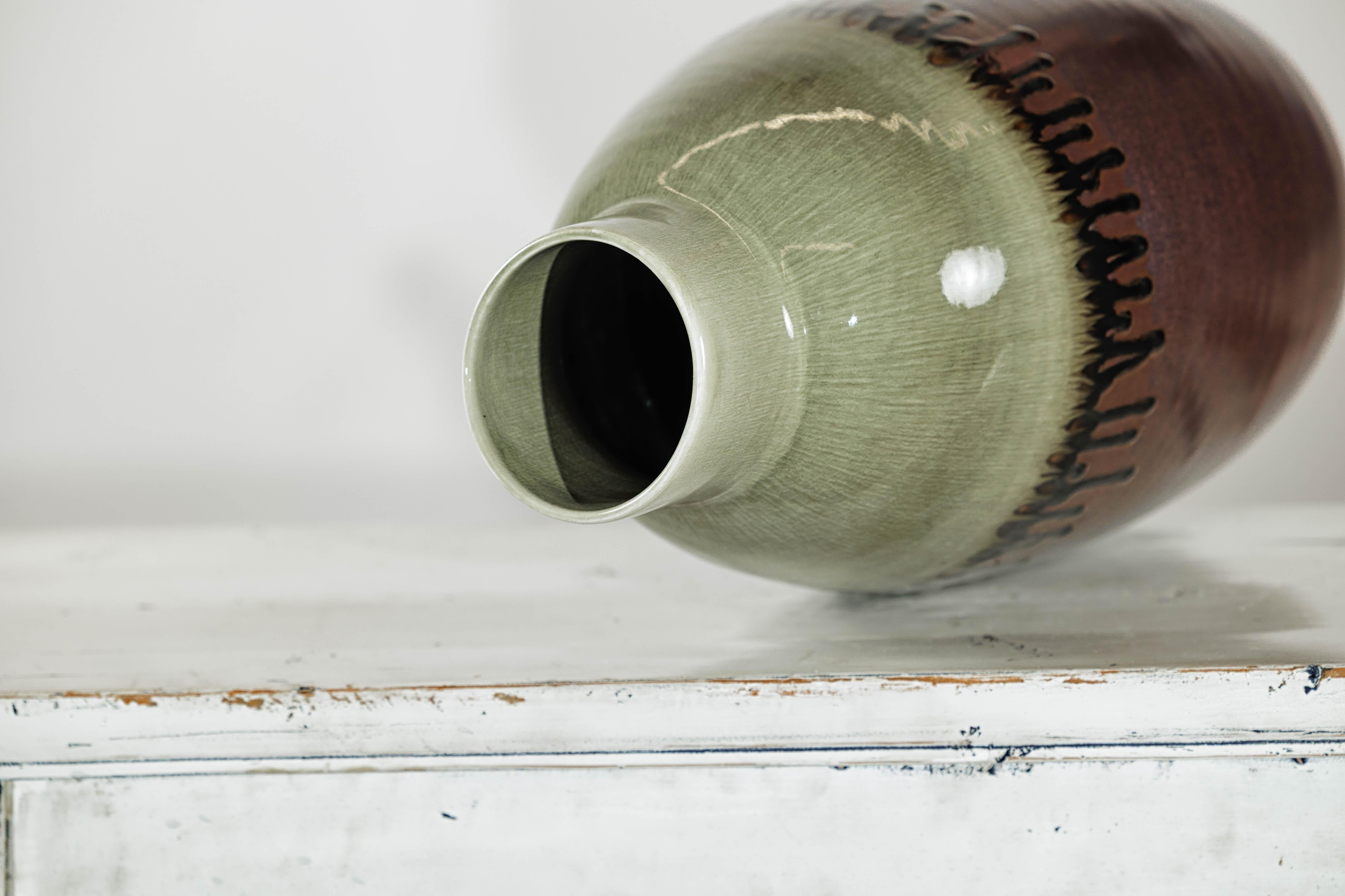 Grüne und braune Vase mit Tropfglasur und asymmetrischem Rand im Angebot 3