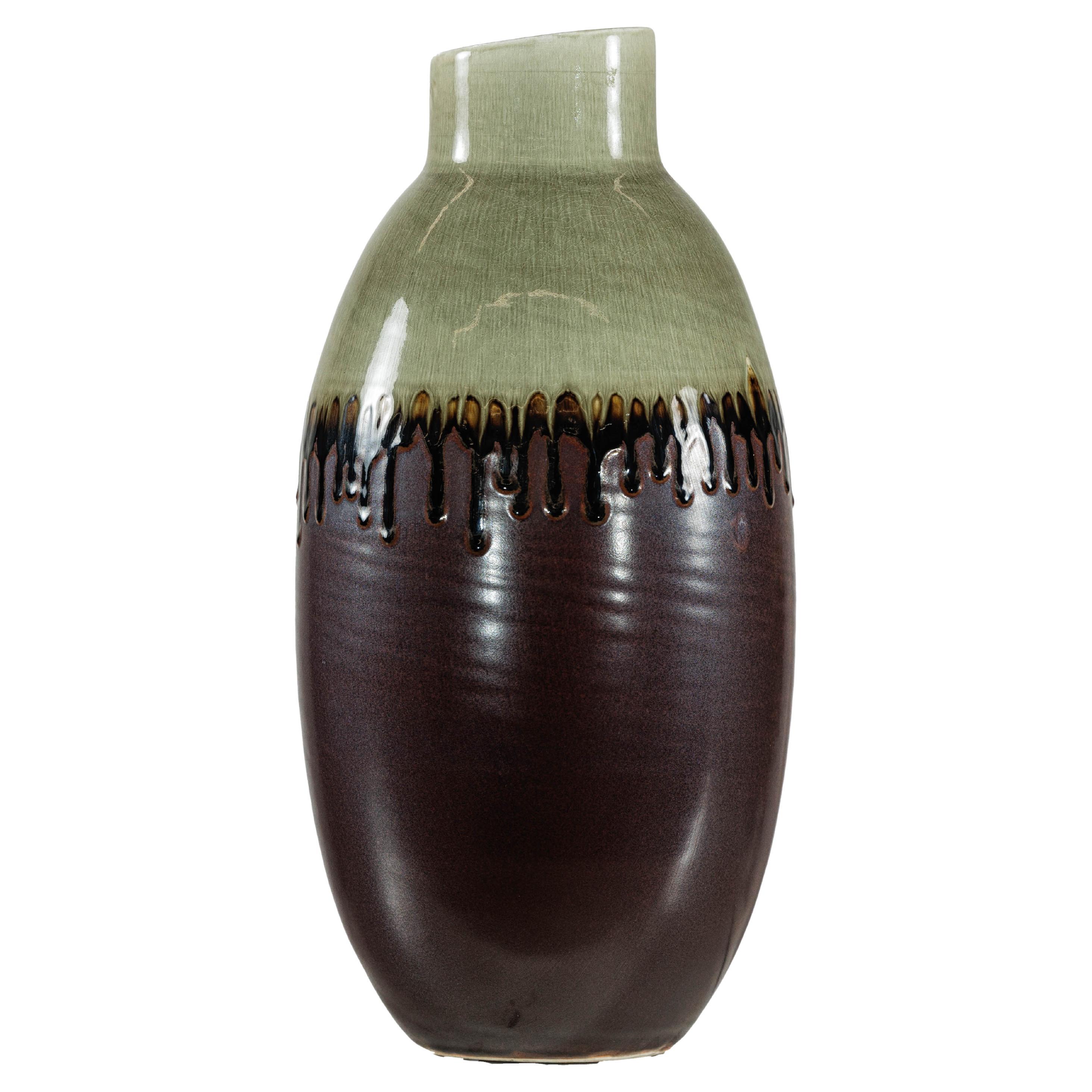 Grüne und braune Vase mit Tropfglasur und asymmetrischem Rand im Angebot