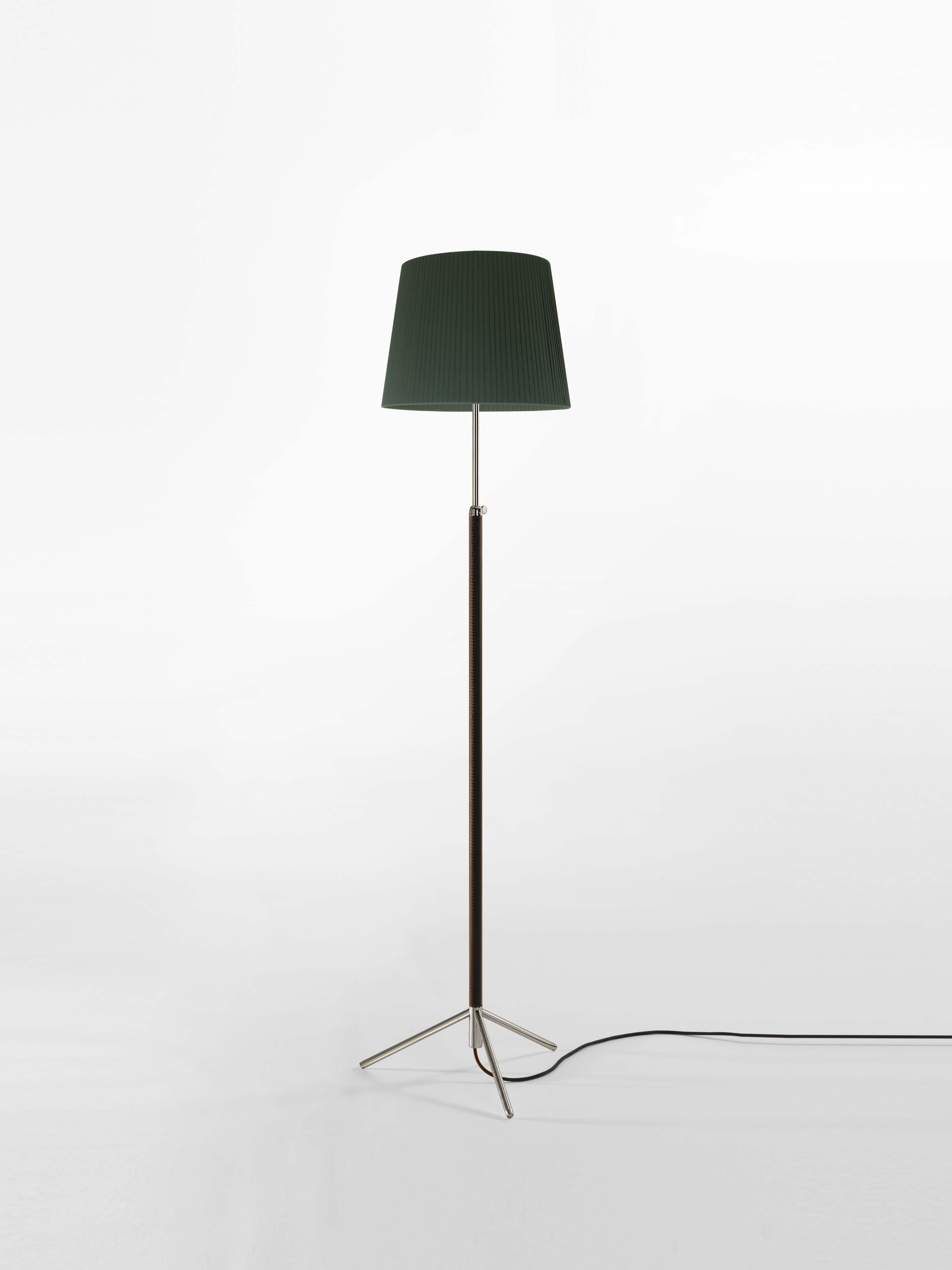Green and chrome Pie de Salón G3 floor lamp by Jaume Sans
Dimensions: D 40 x H 120-160 cm
Materials: Metal, leather, ribbon.
Available in chrome-plated or polished brass structure.
Available in other shade colors and sizes.

This slender