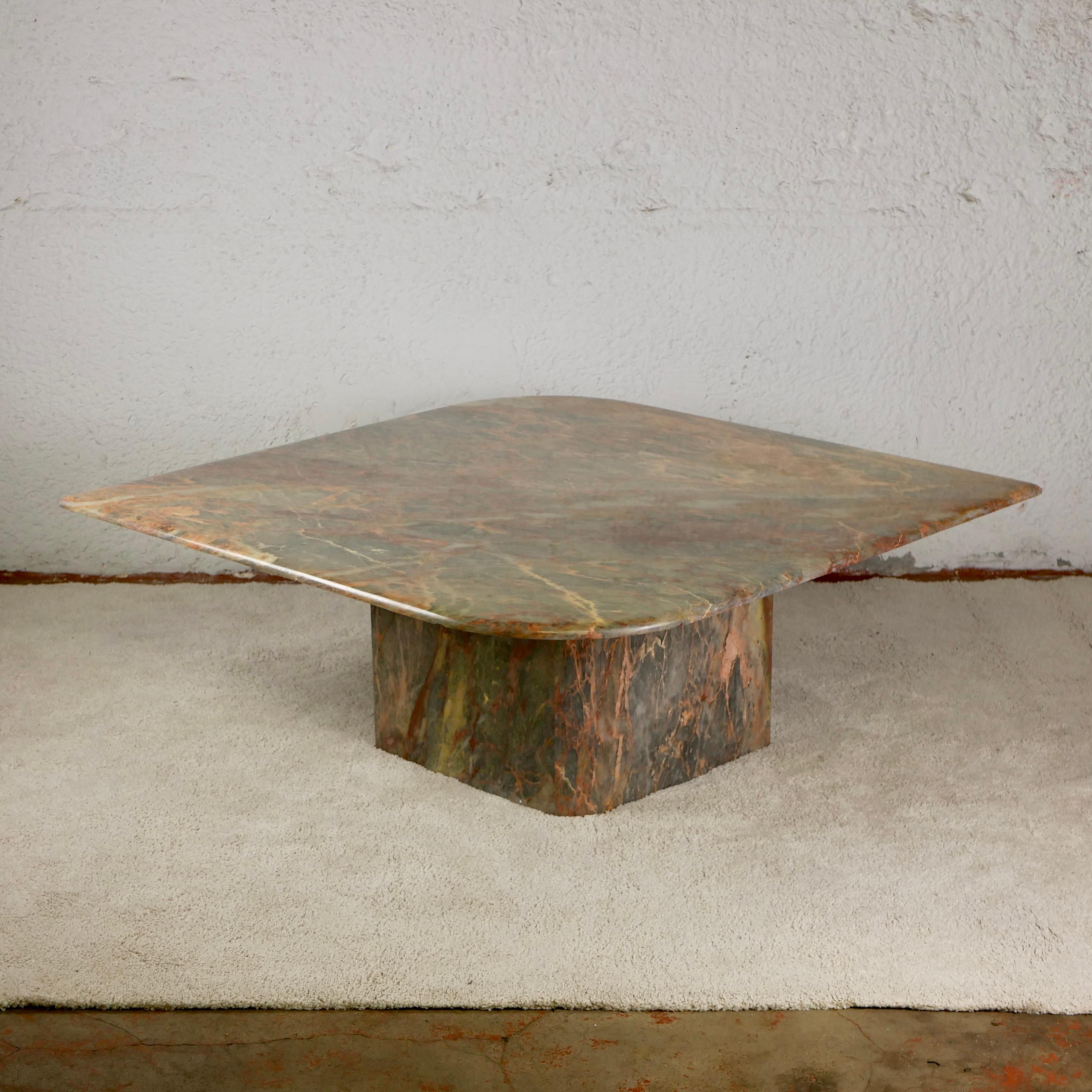 Green and Coral Eye-Shape Marble Coffee Table, Italy, 1970s In Good Condition In Lyon, FR