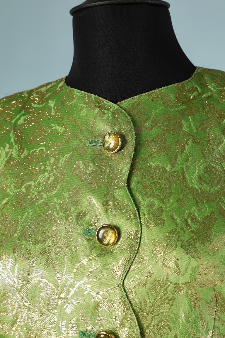 Grüner und goldener Cocktailrock -Anzug aus Seidenbrokat mit Glas- und Metallknöpfen. Grünes Seidenfutter. Schulterpolster.
Größe 34/36 S 
