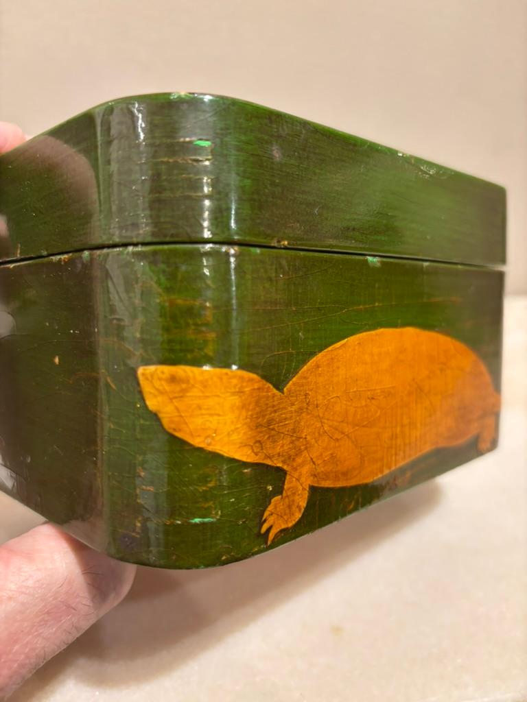 Scatola per tartarughe a decoupage in lacca verde e oro con interno in finto guscio di tartaruga in vendita 6