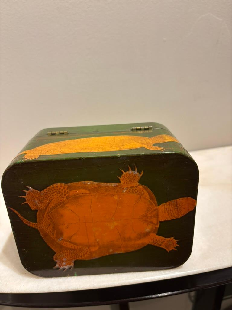 Scatola per tartarughe a decoupage in lacca verde e oro con interno in finto guscio di tartaruga in vendita 10