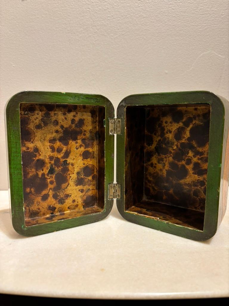 Scatola per tartarughe a decoupage in lacca verde e oro con interno in finto guscio di tartaruga in vendita 12