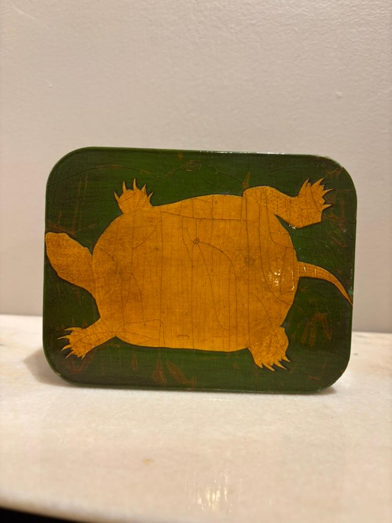 Mid-Century moderno Scatola per tartarughe a decoupage in lacca verde e oro con interno in finto guscio di tartaruga in vendita
