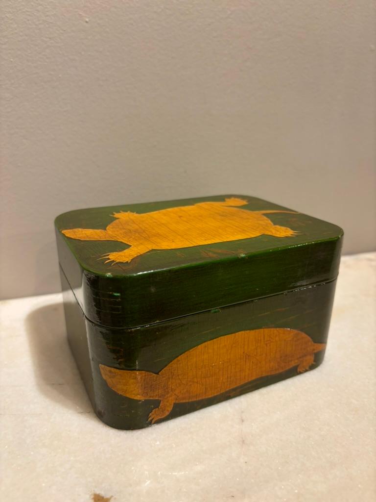 Americano Scatola per tartarughe a decoupage in lacca verde e oro con interno in finto guscio di tartaruga in vendita