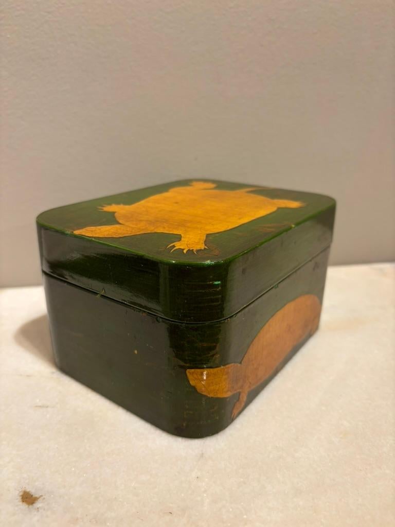 Laccato Scatola per tartarughe a decoupage in lacca verde e oro con interno in finto guscio di tartaruga in vendita