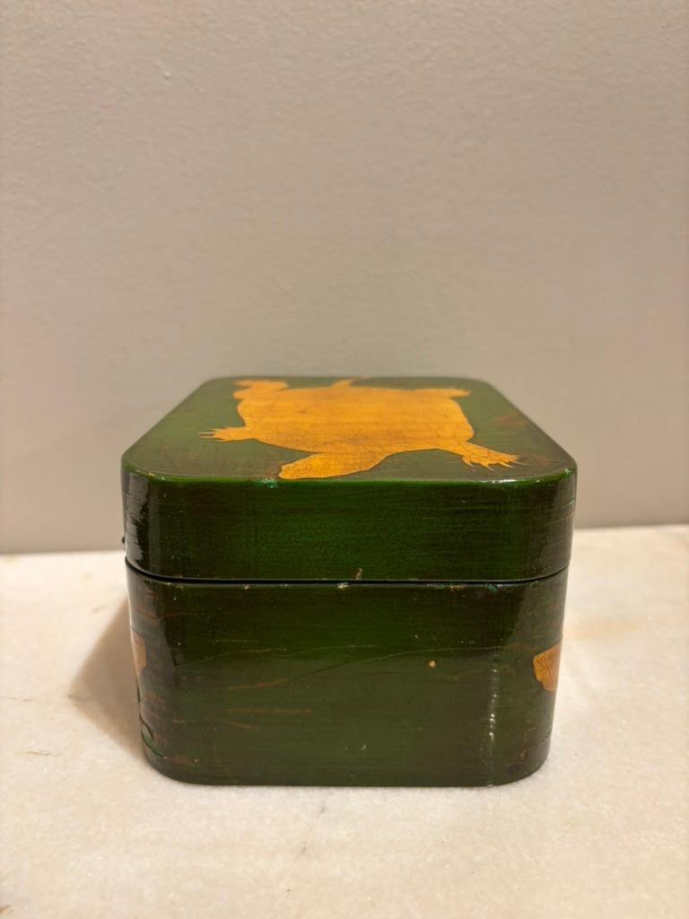 Scatola per tartarughe a decoupage in lacca verde e oro con interno in finto guscio di tartaruga In condizioni buone in vendita a Stamford, CT