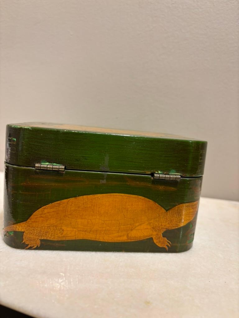 Legno Scatola per tartarughe a decoupage in lacca verde e oro con interno in finto guscio di tartaruga in vendita