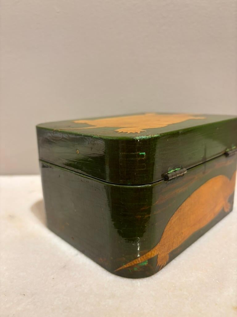 Scatola per tartarughe a decoupage in lacca verde e oro con interno in finto guscio di tartaruga in vendita 1