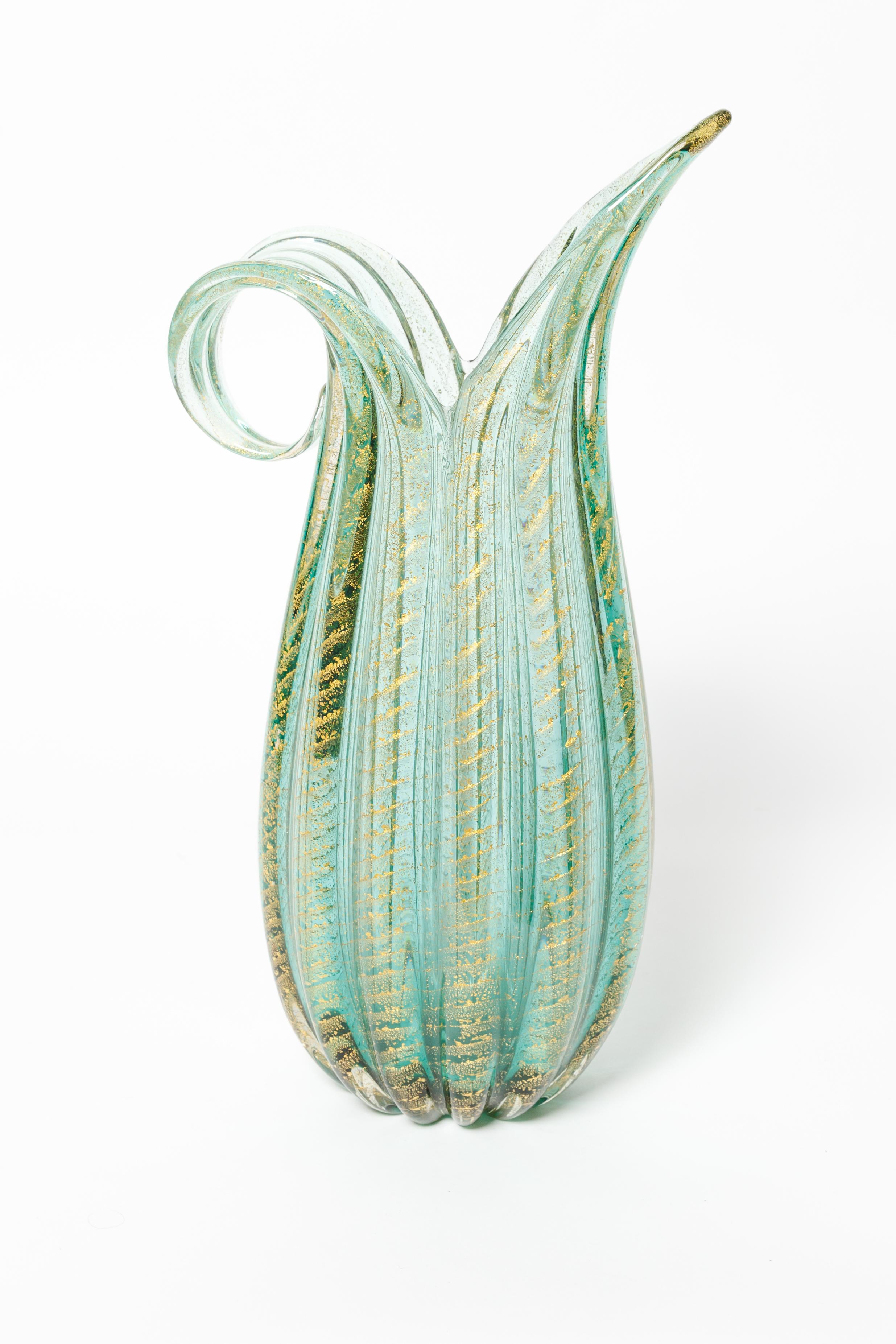 Brocca con manico in vetro di murano verde e oro con scanalature diagonali.