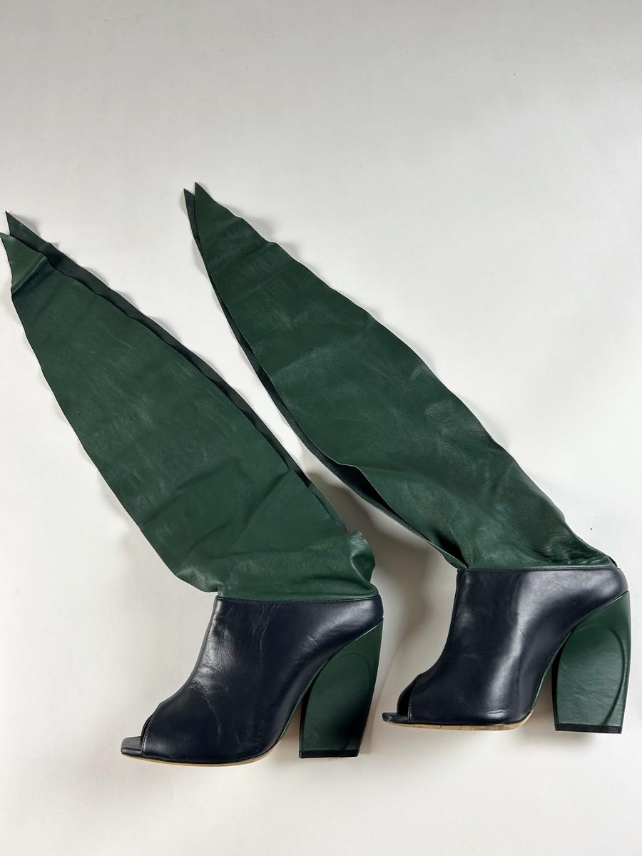 Circa 2000

France

Une étonnante paire de bottes à talons hauts en cuir bleu encre et vert de Christian Dior sous la direction de John Galliano, datant du début des années 2000. La forme est à la fois très historiciste, simulant des chaussures du