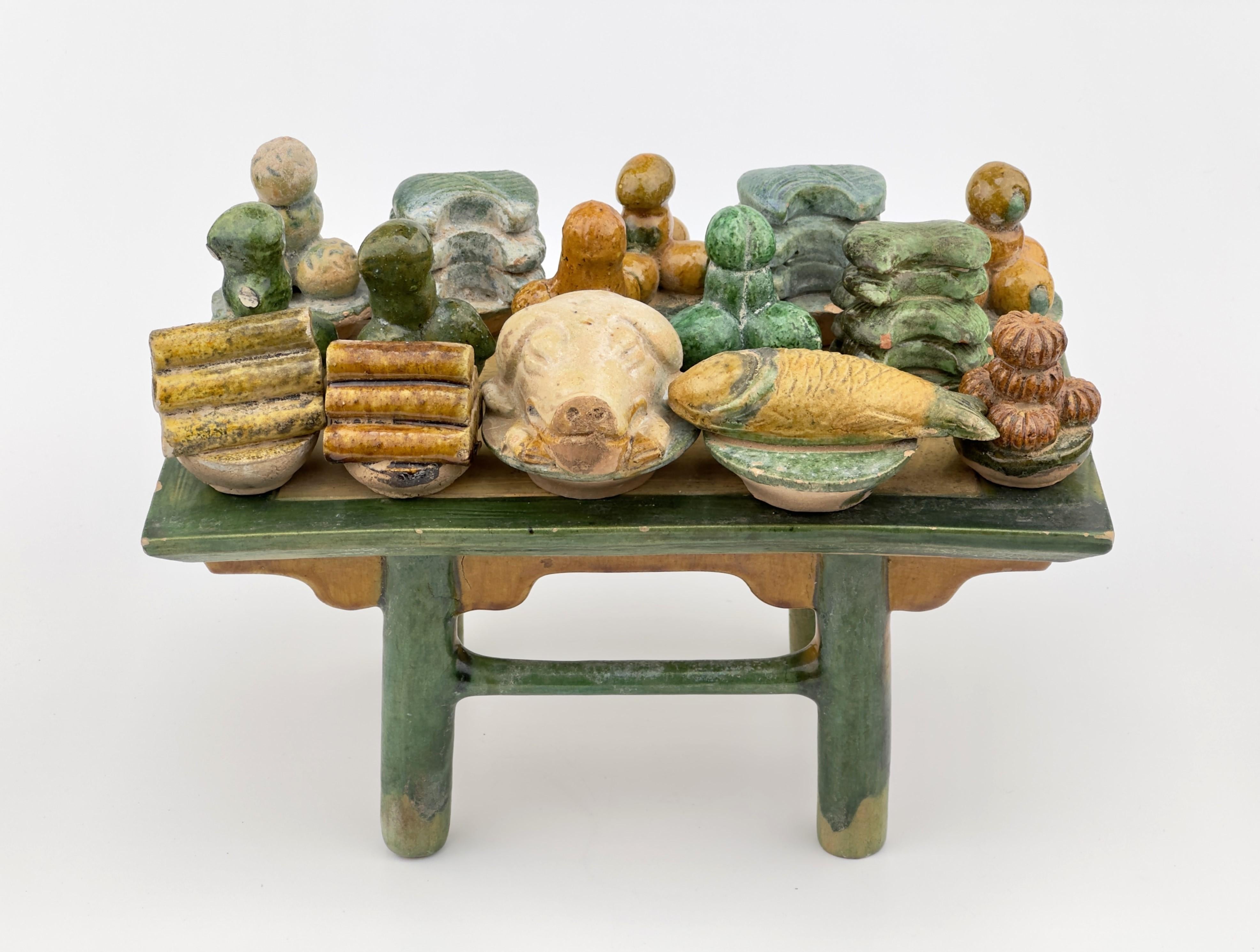 Green and Ochre Glazed Altar Table with Offerings, Ming Dynasty, 15~16th Century In Good Condition For Sale In seoul, KR