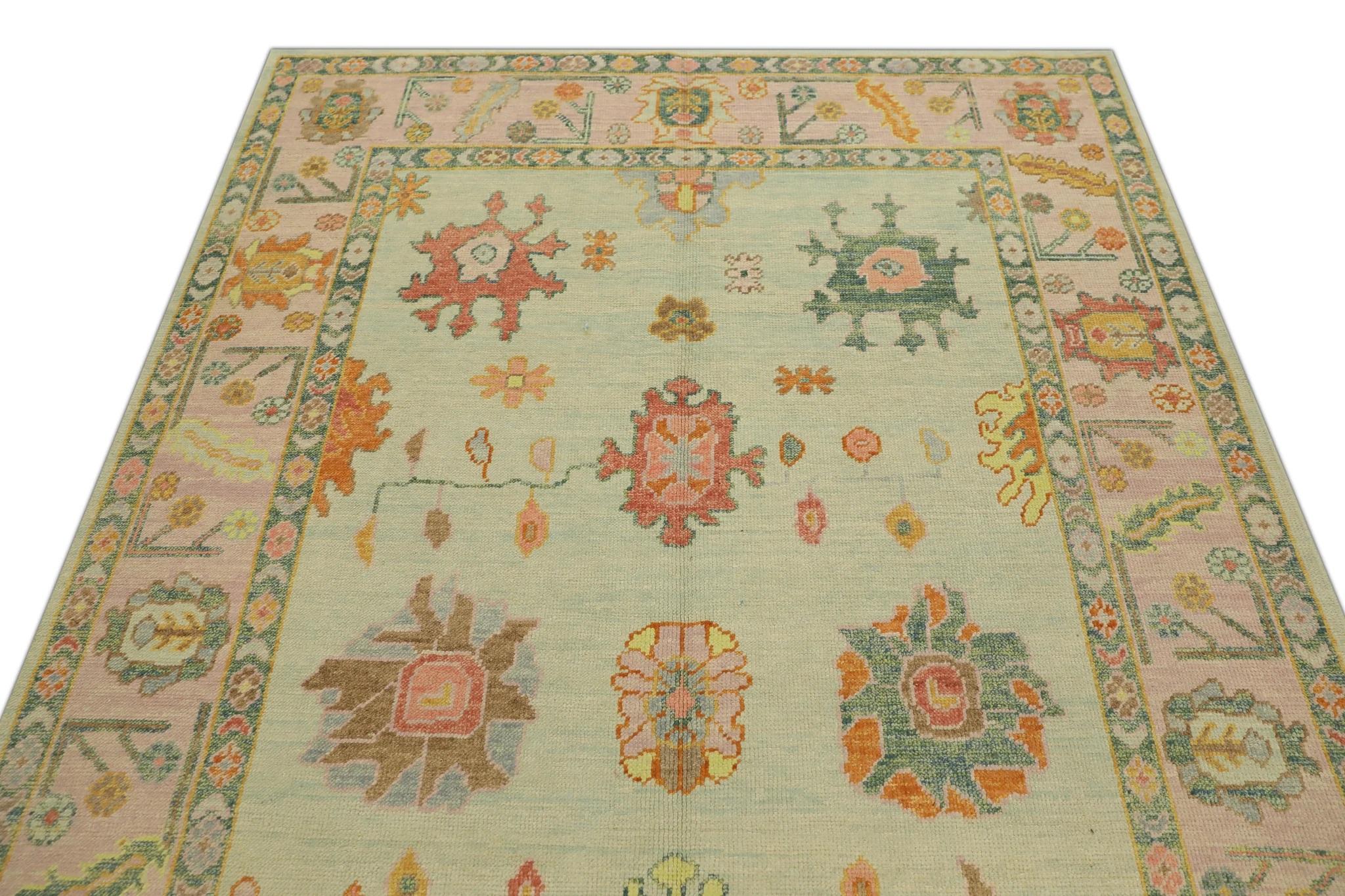 Grüner und rosafarbener handgewebter türkischer Oushak-Teppich aus Wolle mit Blumenmuster 6' x 9'6