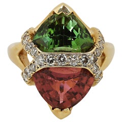 Bague en forme de bouclier en tourmaline verte et rose et diamants