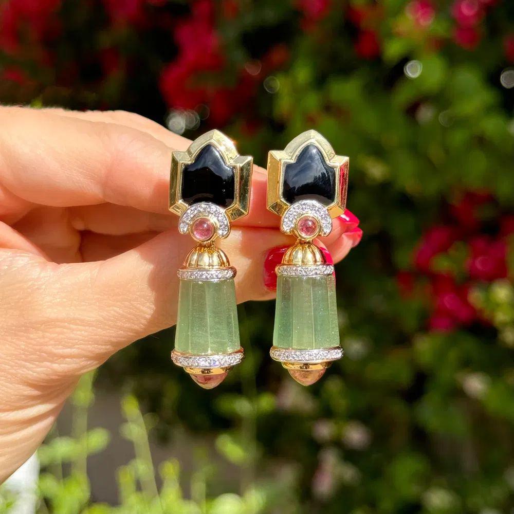 Modernista Orecchini a goccia in oro con tormalina verde e rosa, diamanti e onice in vendita