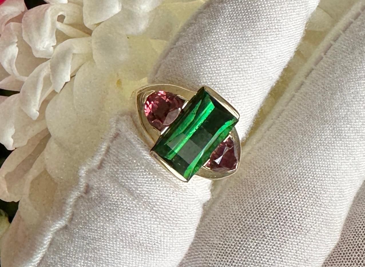 Green and Pink Tourmaline Ring Yellow Gold Antique Estate In Excellent Condition For Sale In New York, NY