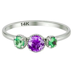 Grüner und violetter Edelsteinring aus 14k Gold