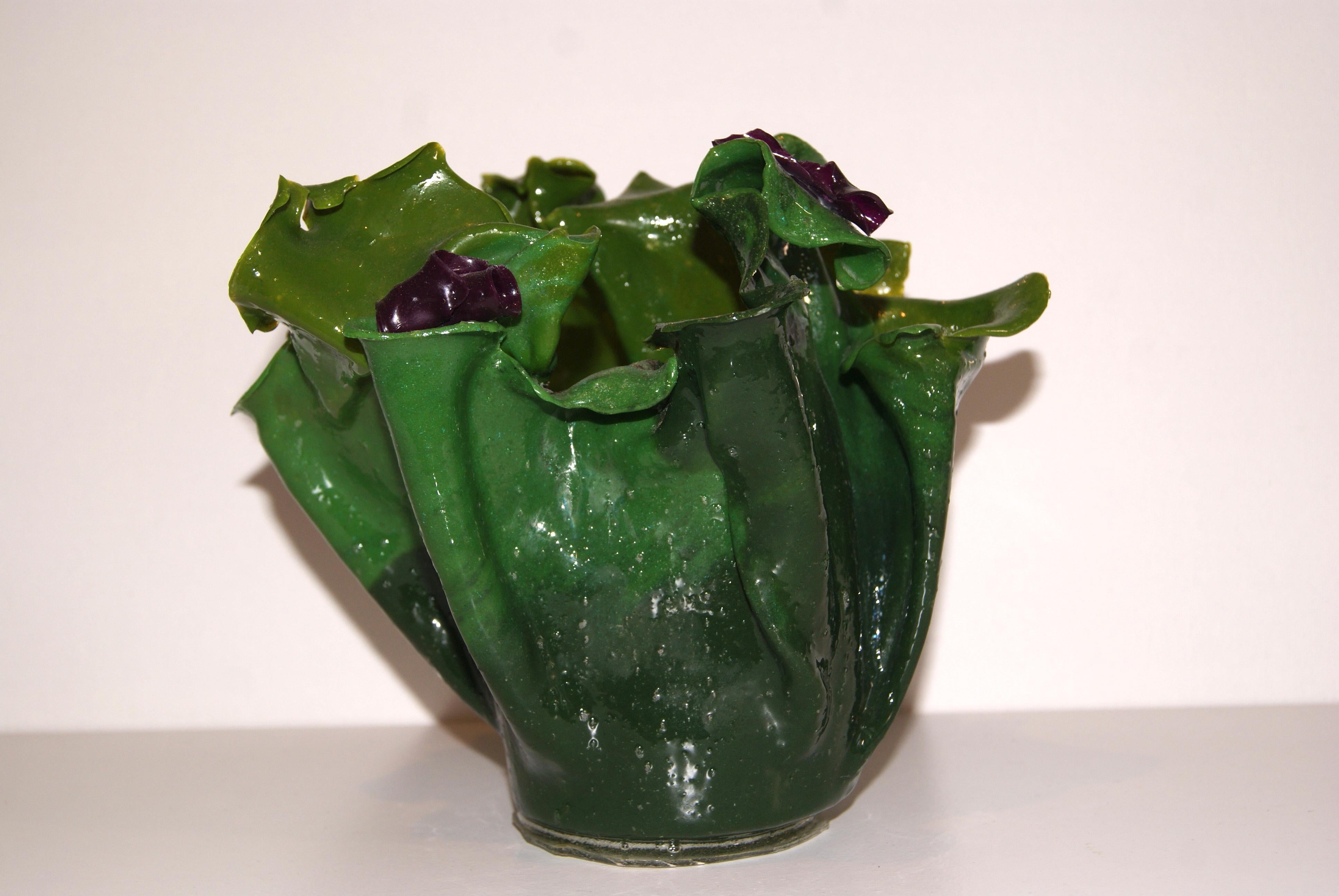Skulpturale Vase aus Harz in Grüntönen mit lila Akzenten.