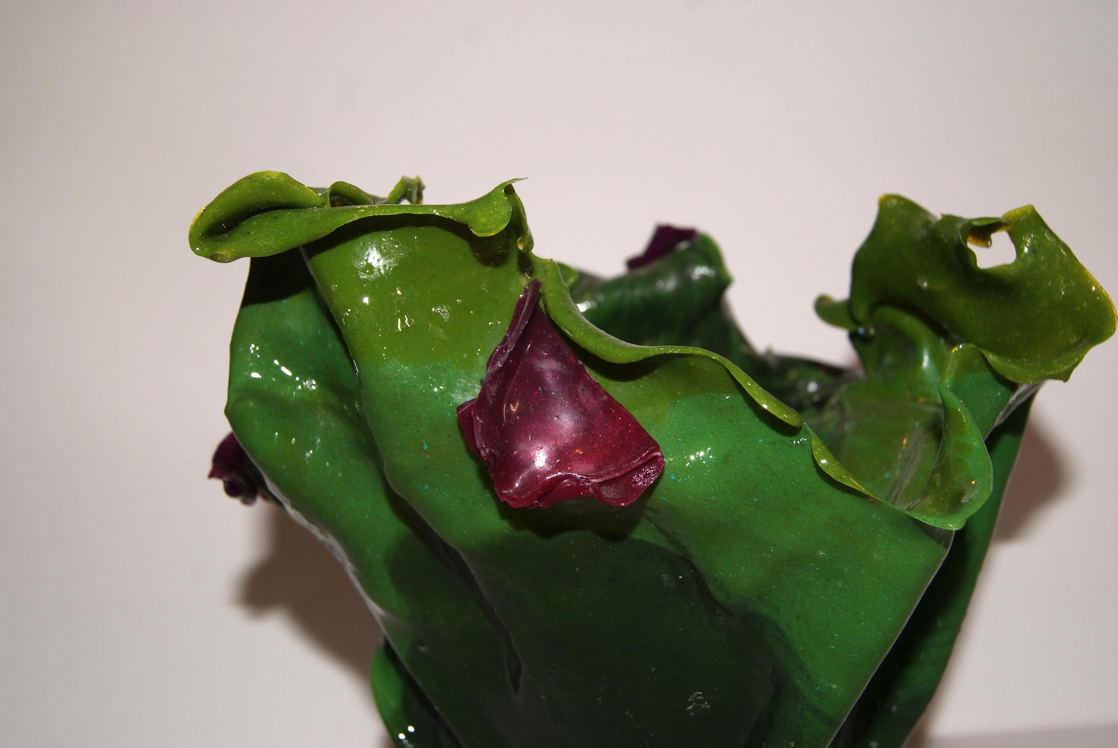 Nord-américain Vase de sculpture vert et violet brillant en vente