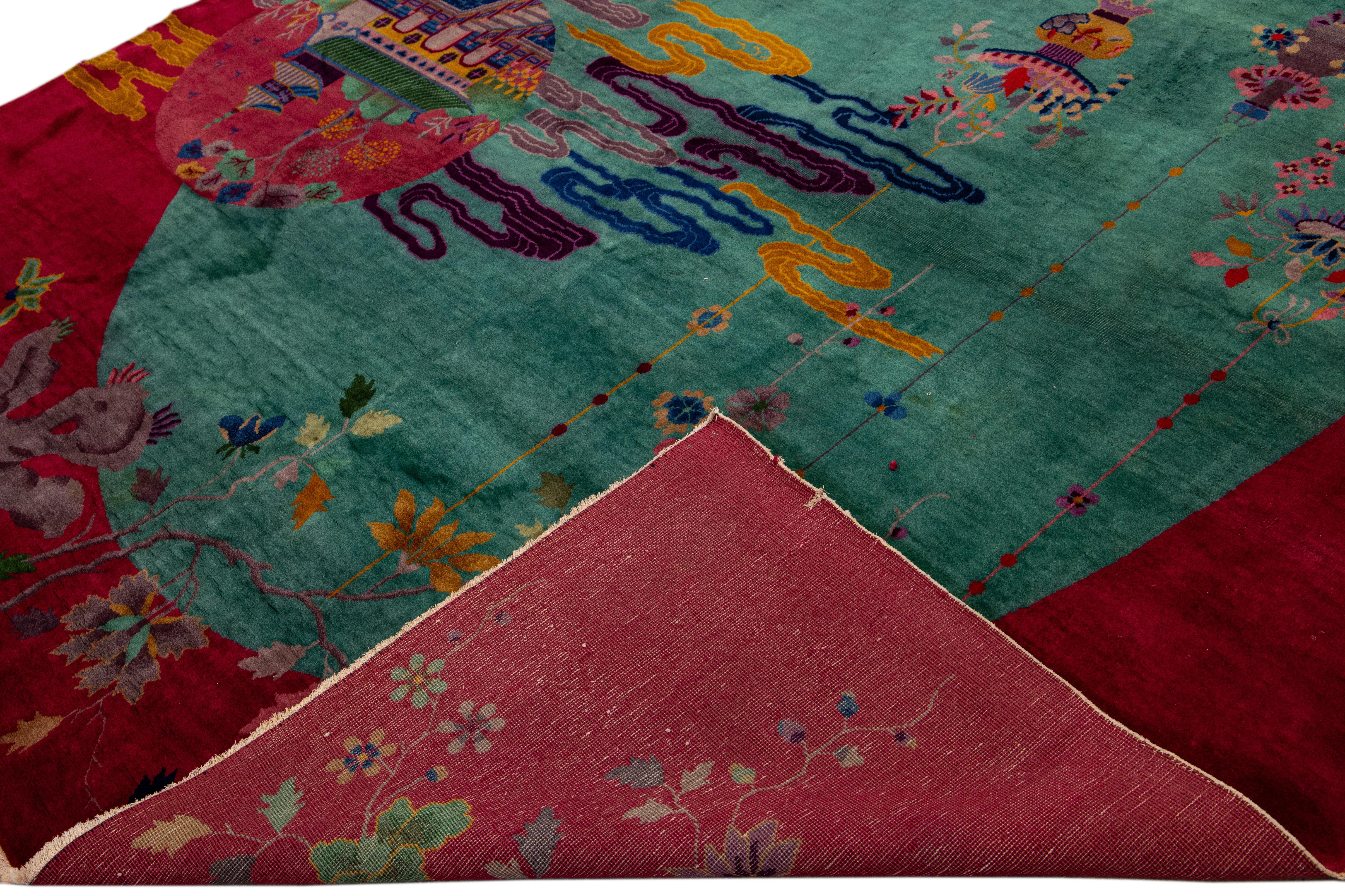 Schöner antiker chinesischer Art-Déco-Teppich aus handgeknüpfter Wolle mit einem grünen Feld. Dieser chinesische Teppich hat einen breiten roten Rahmen und mehrfarbige Akzente in einem prächtigen chinesischen Blumenmuster. 

Dieser Teppich misst: