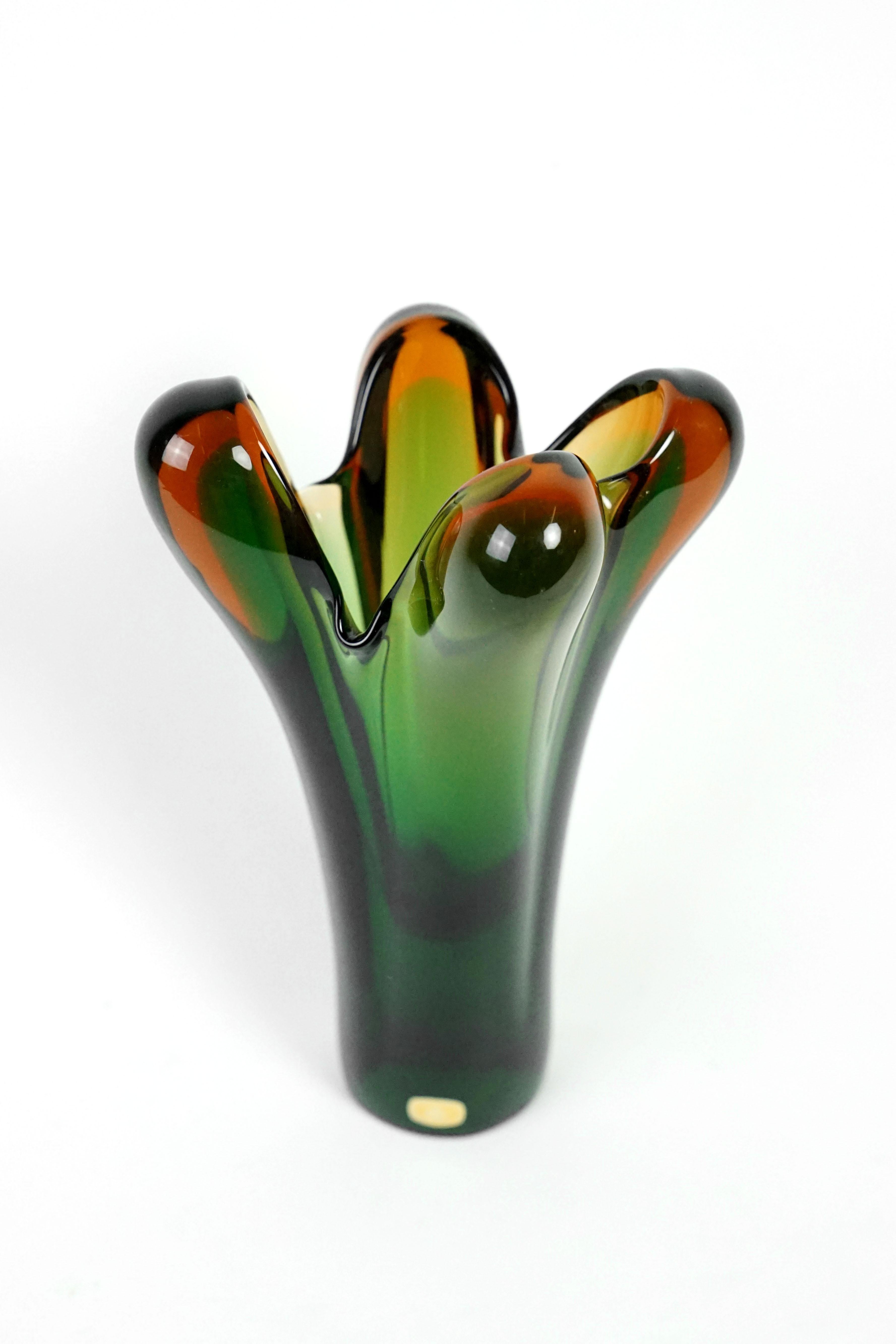 Rare and colorful art glass vase designed byJosef Hospodka for Chribska Glassmakers in former Czechoslovakia, 1960s. Flared lobed form in green and red.

Very good vintage condition.