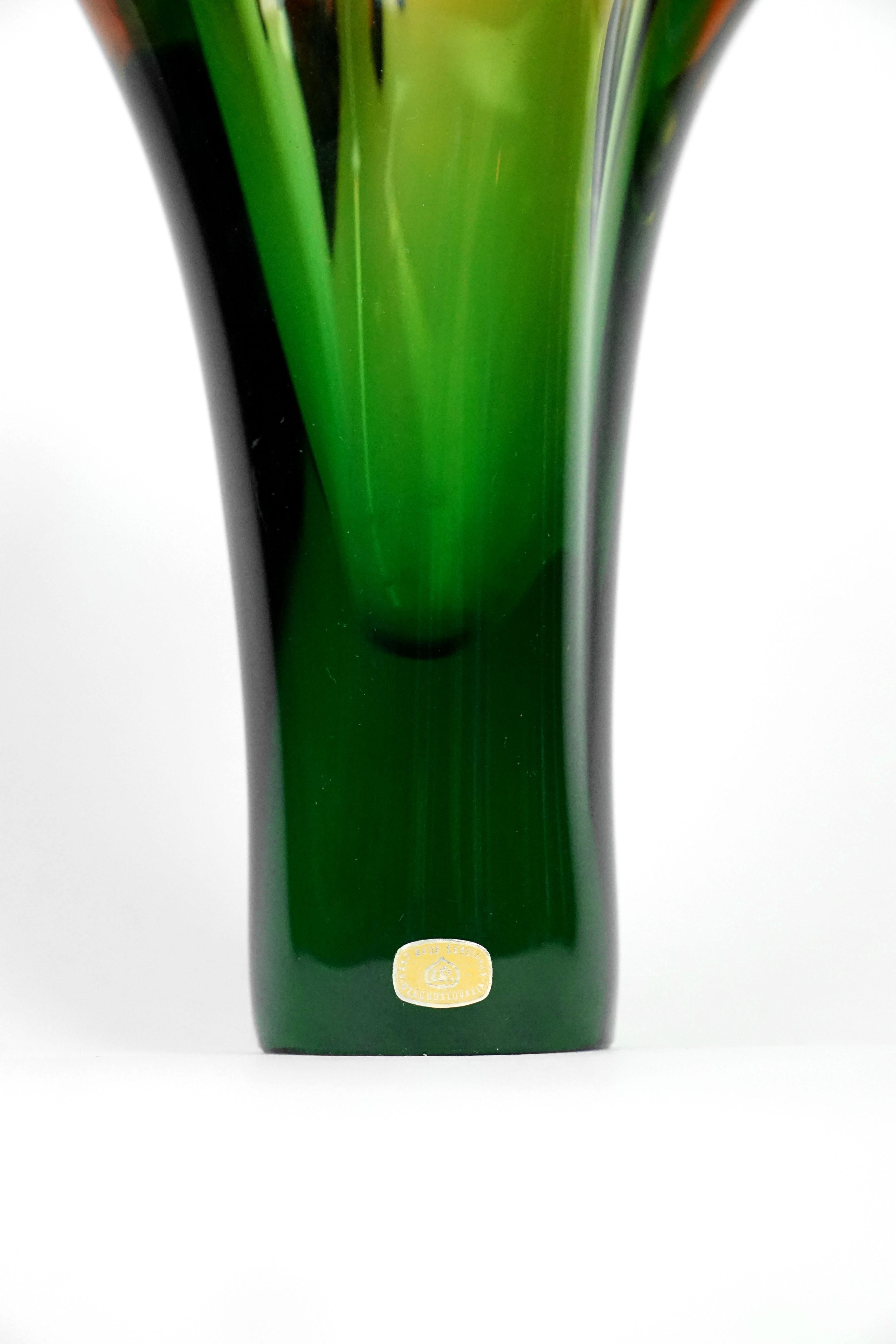 Green and Red Art Glass Vase by Josef Hospodka, 1960s In Good Condition For Sale In Vienna, Austria