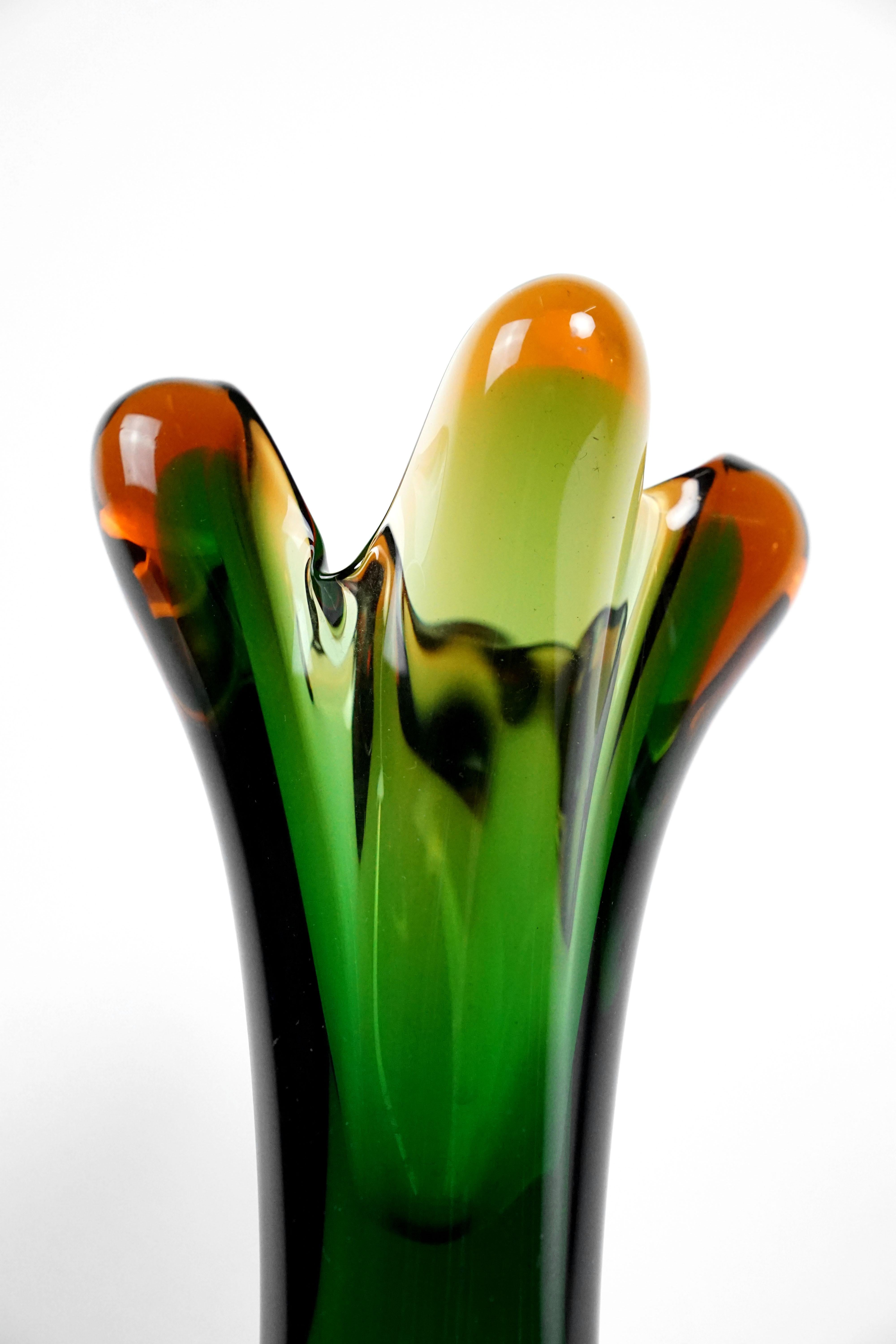 Mid-20th Century Green and Red Art Glass Vase by Josef Hospodka, 1960s For Sale