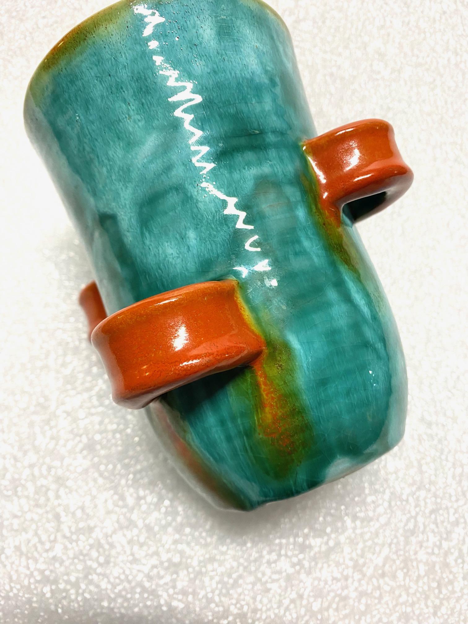 Vase en céramique verte et rouge de Gmundner Keramik en vente 1