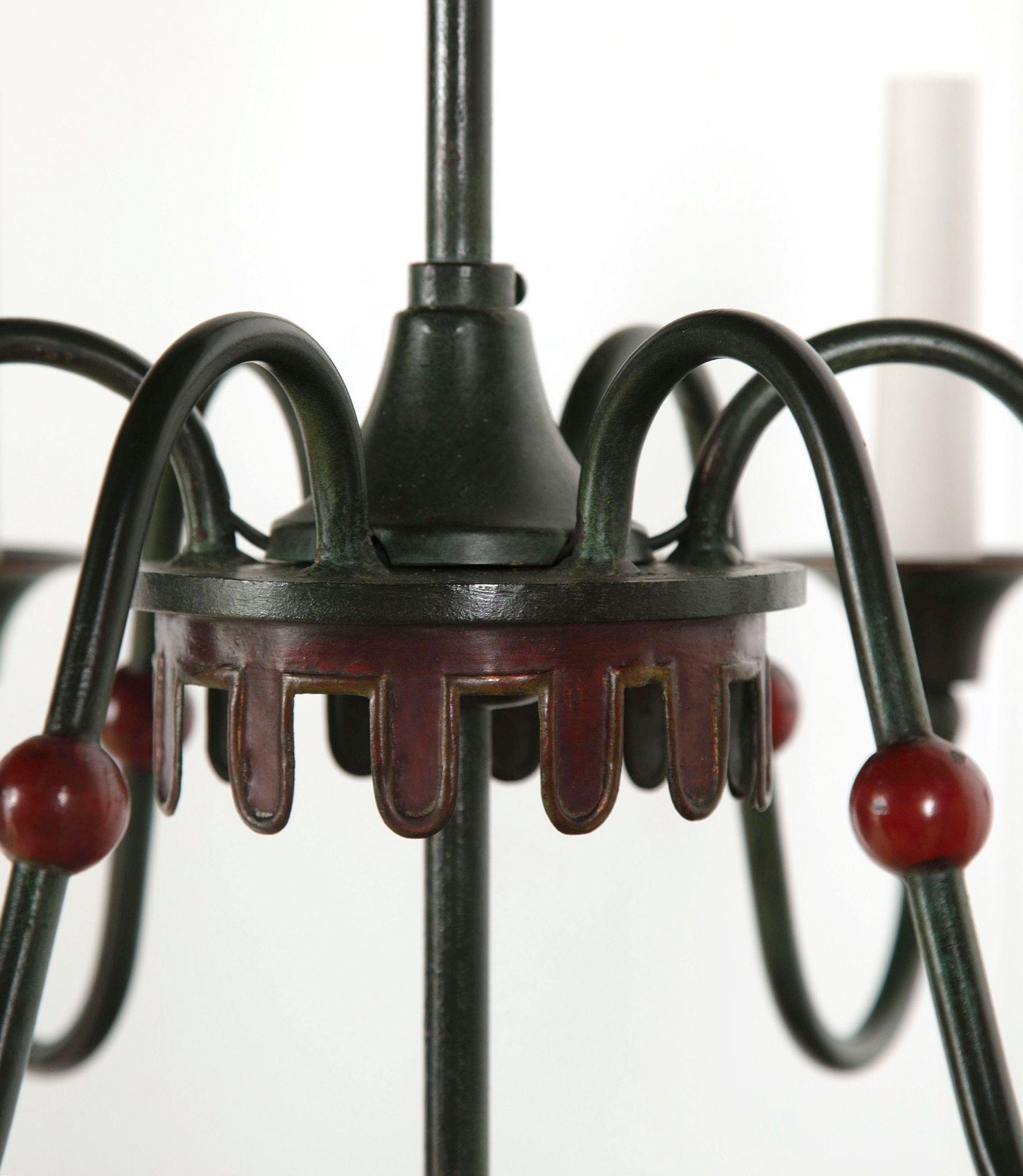 Lustre italien des années 1920 peint en vert, rouge et doré avec des détails de flèches. Entièrement refait.