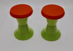 Space Age Pareja de taburetes vintage de plástico verde y rojo circa 1970 Italia