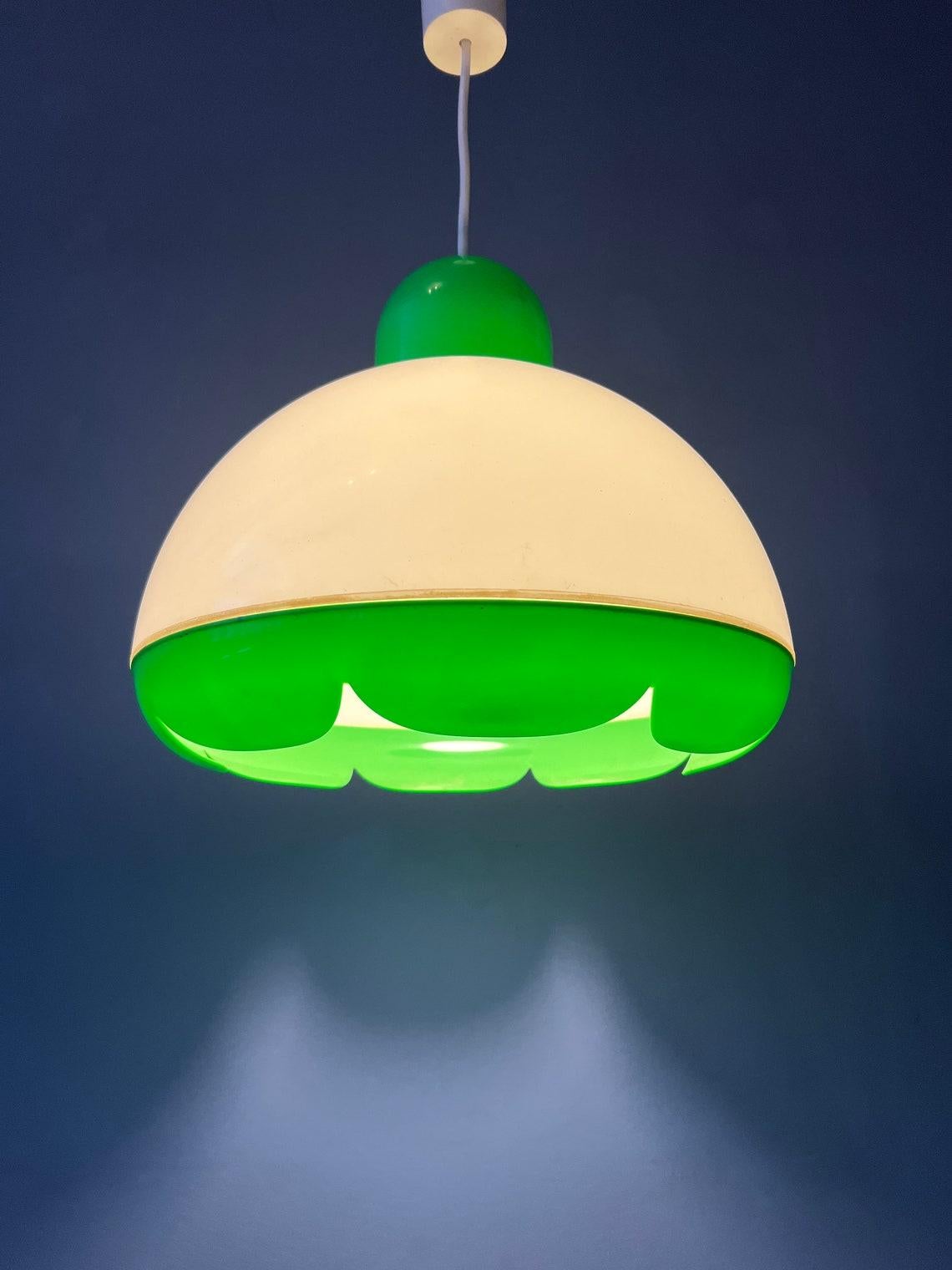 Extremely rare green acrylic glass space age pendant lamp with a flower-like pattern. The lamp requires one E26/27 (standard) lightbulb.

Additional information:
Materials: Metal, plastic, wood
Period: 1970s
Dimensions:ø: 37 cm
Height (shade): 31
