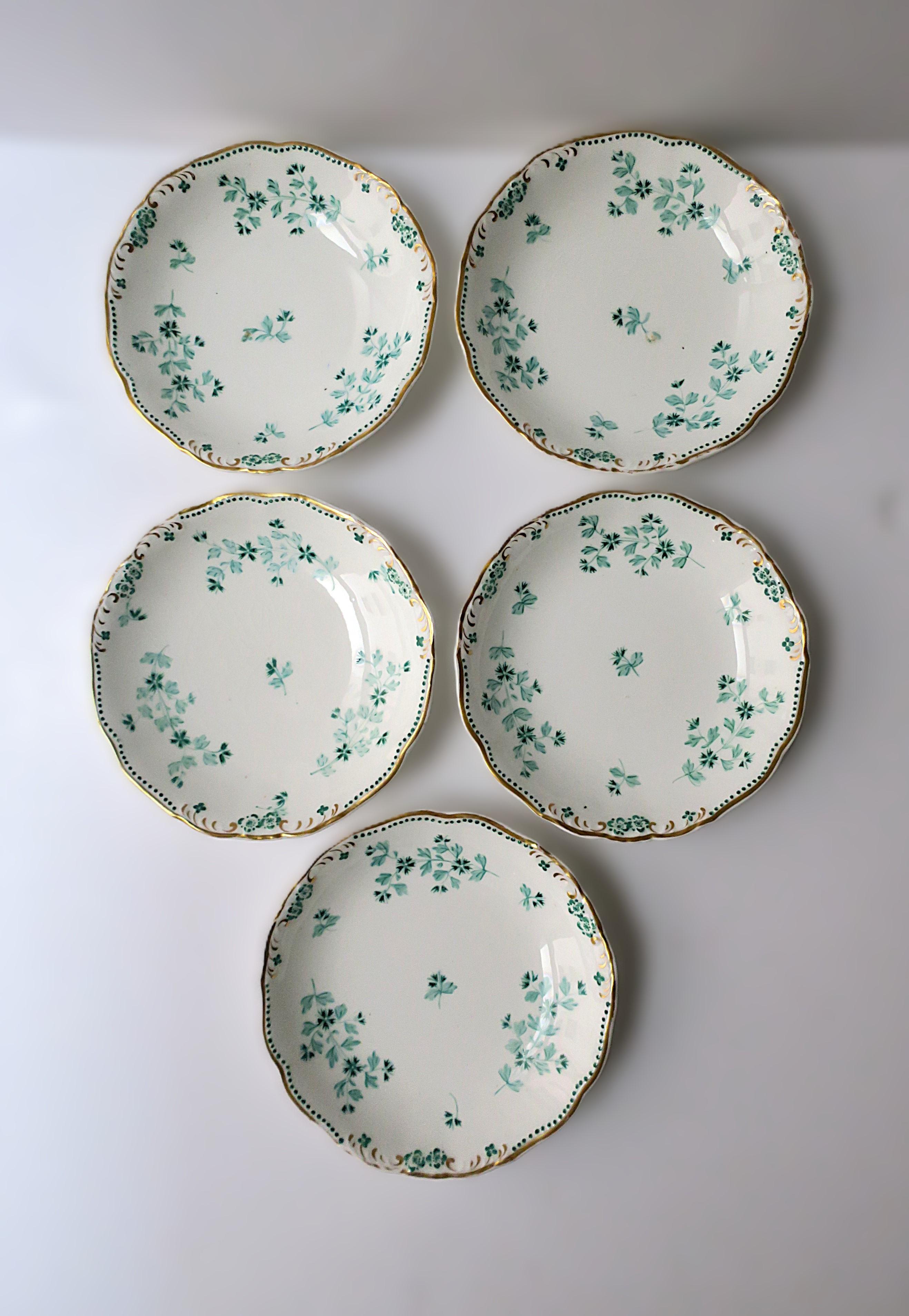 Un bellissimo set di cinque (5) ciotole antiche in porcellana verde e bianca con disegno di rametti di fiori, circa inizio XX secolo, Inghilterra. Le ciotole sono in porcellana bianca con il disegno di un ramoscello di fiori verdi, il dettaglio di