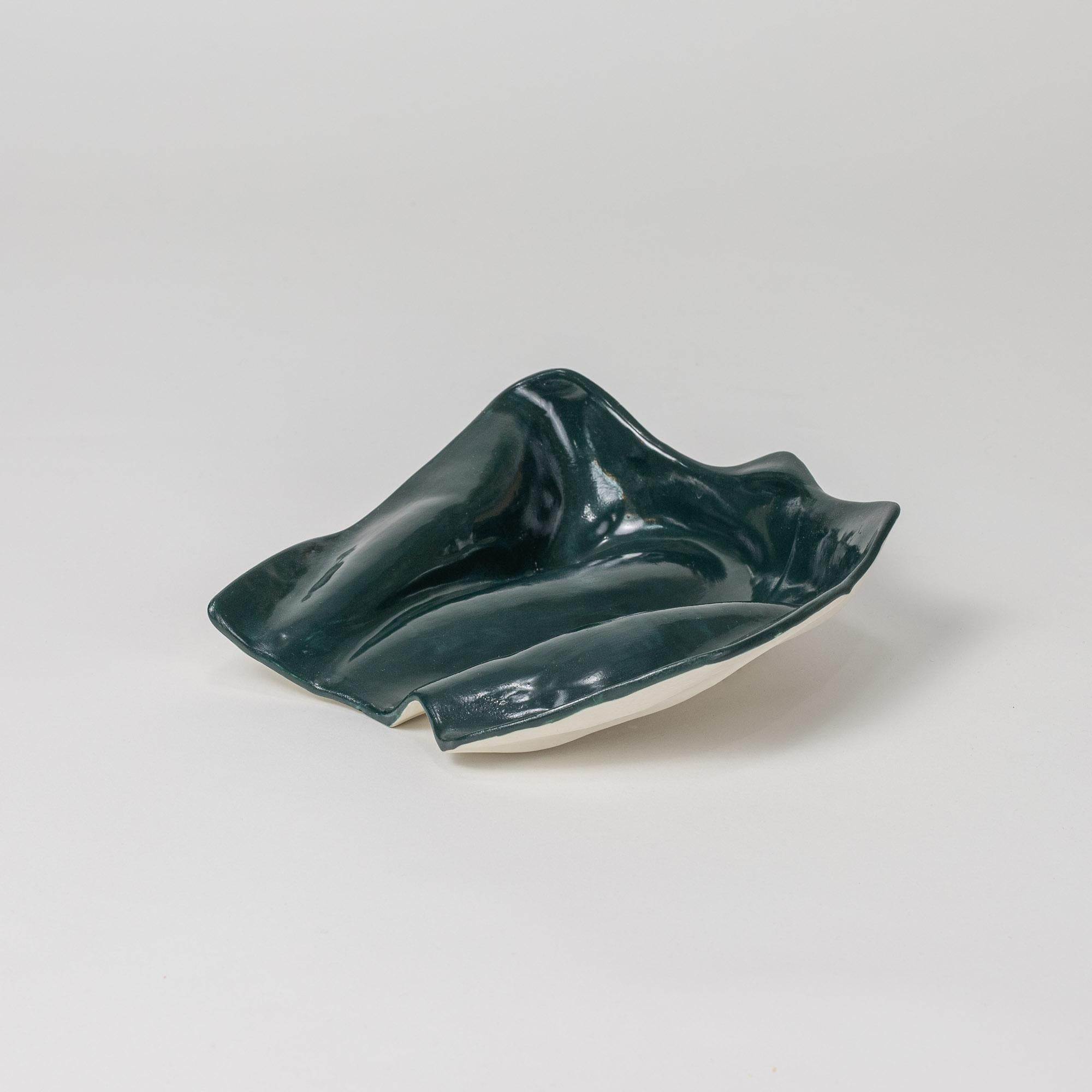 Serie Kawa - Vide Pochette verde scuro

Vassoio biologico in ceramica bianca con superficie esterna in porcellana grezza e interno smaltato verde scuro. 

8,5