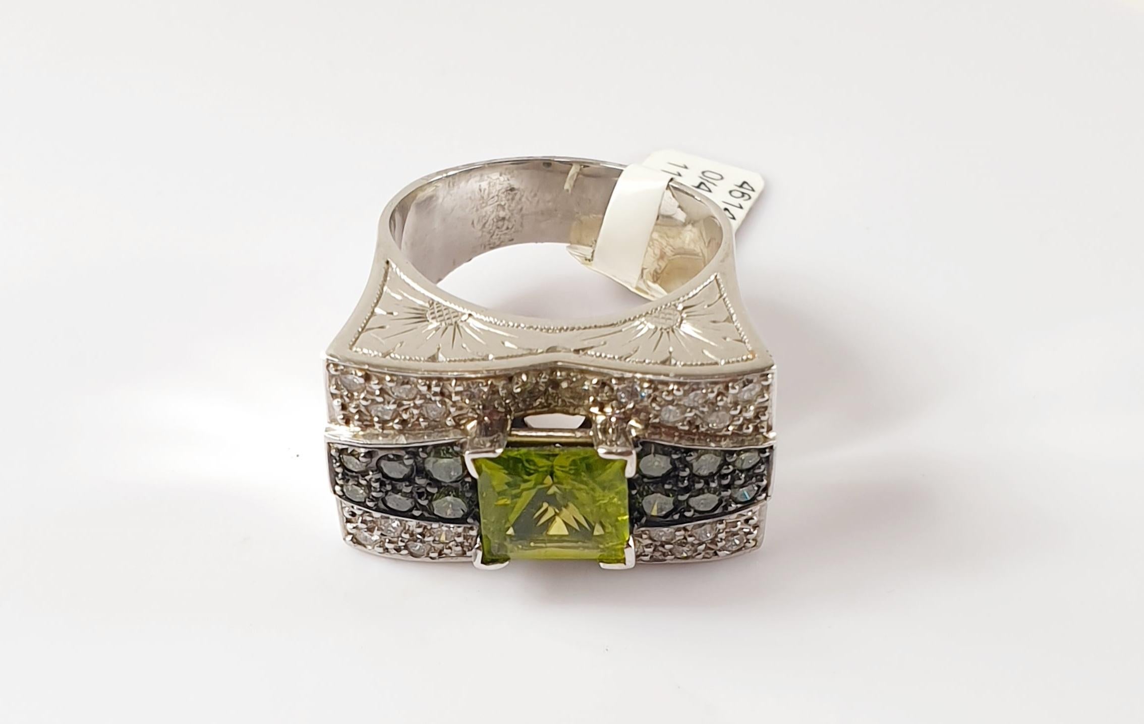 Contemporary Green and White Diamonds Wiht Tsavorite Center Stone in 18 Karat White Gold Ring For Sale
