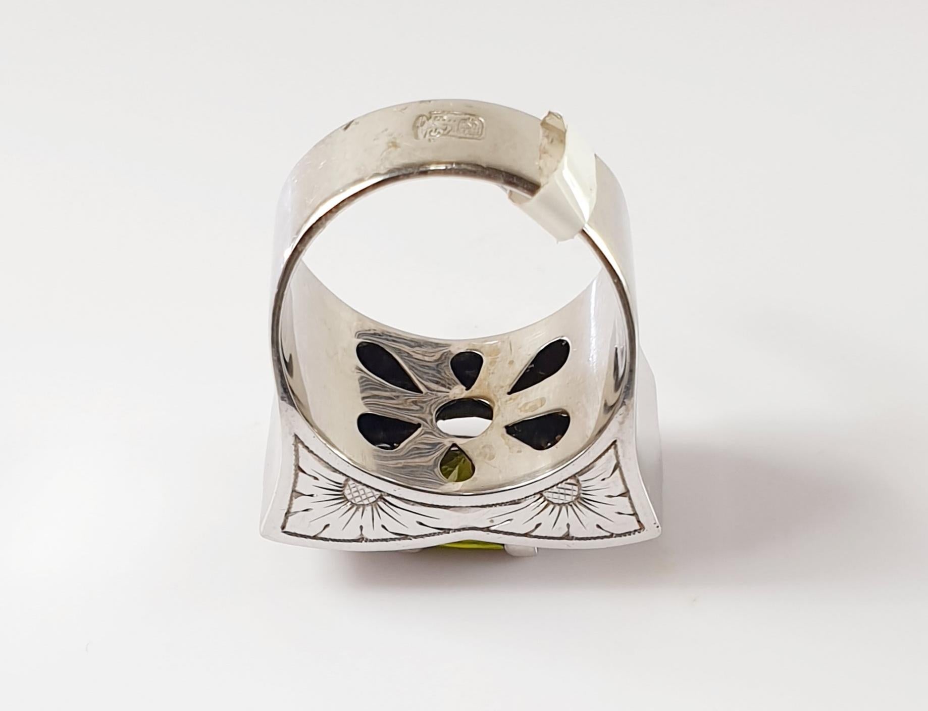Green and White Diamonds Wiht Tsavorite Center Stone in 18 Karat White Gold Ring In New Condition For Sale In Bilbao, ES