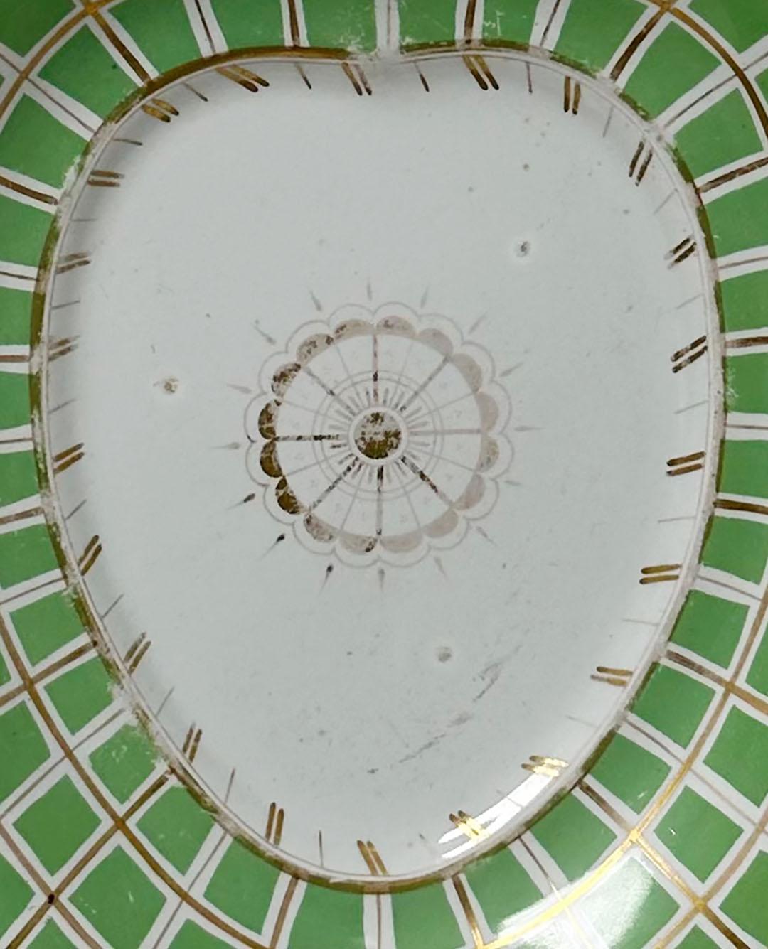 Green and White English Plate In Good Condition For Sale In Tampa, FL