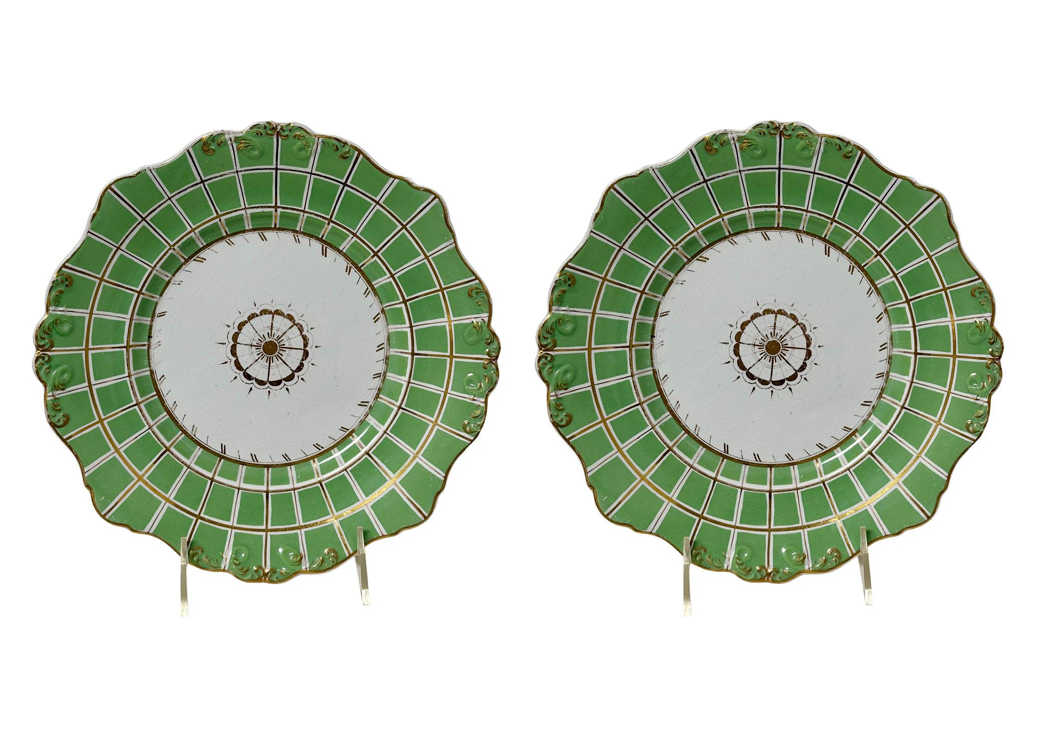 Ein Paar Teller aus dem 19. Jahrhundert aus England. Sie sind auf der Rückseite mit Perle gekennzeichnet. Die Farbe ist fantastisch, wahrscheinlich von einem Dessert-Set.