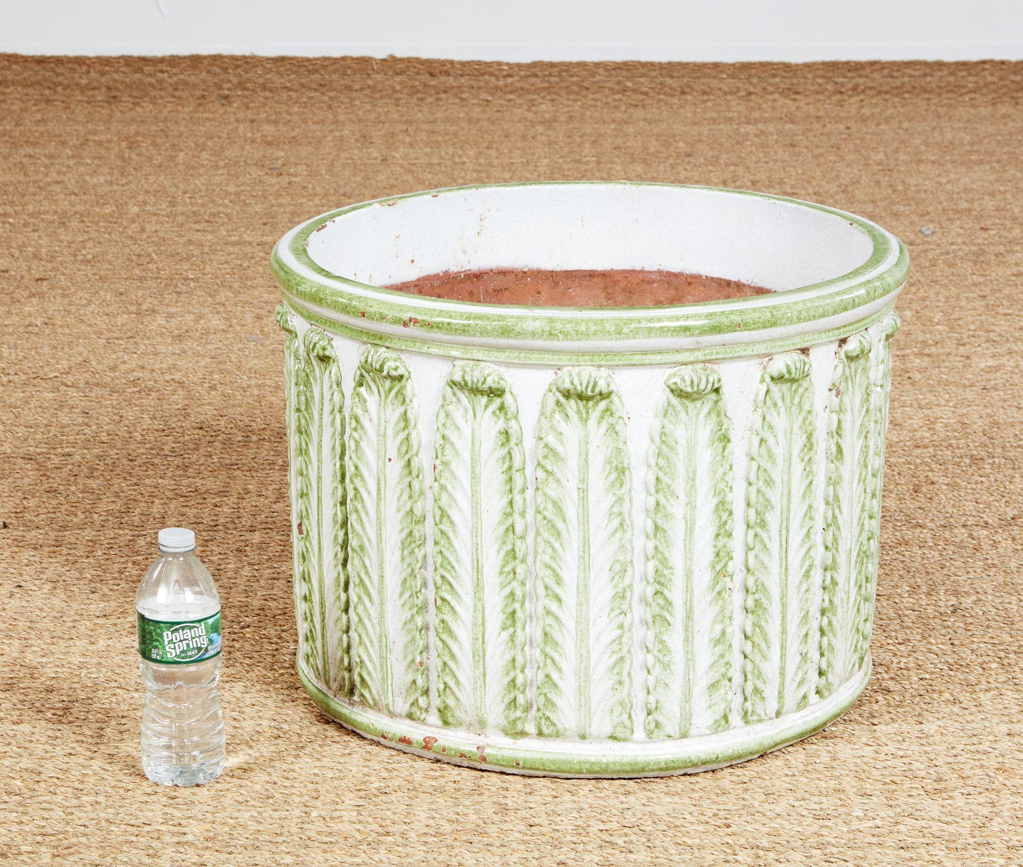 Una grande fioriera da giardino in ceramica con decorazione di foglie di felce con riflessi verde chiaro su un fondo bianco con un'attraente smaltatura craquelure. Può contenere un'enorme composizione floreale, un topiario o una collezione