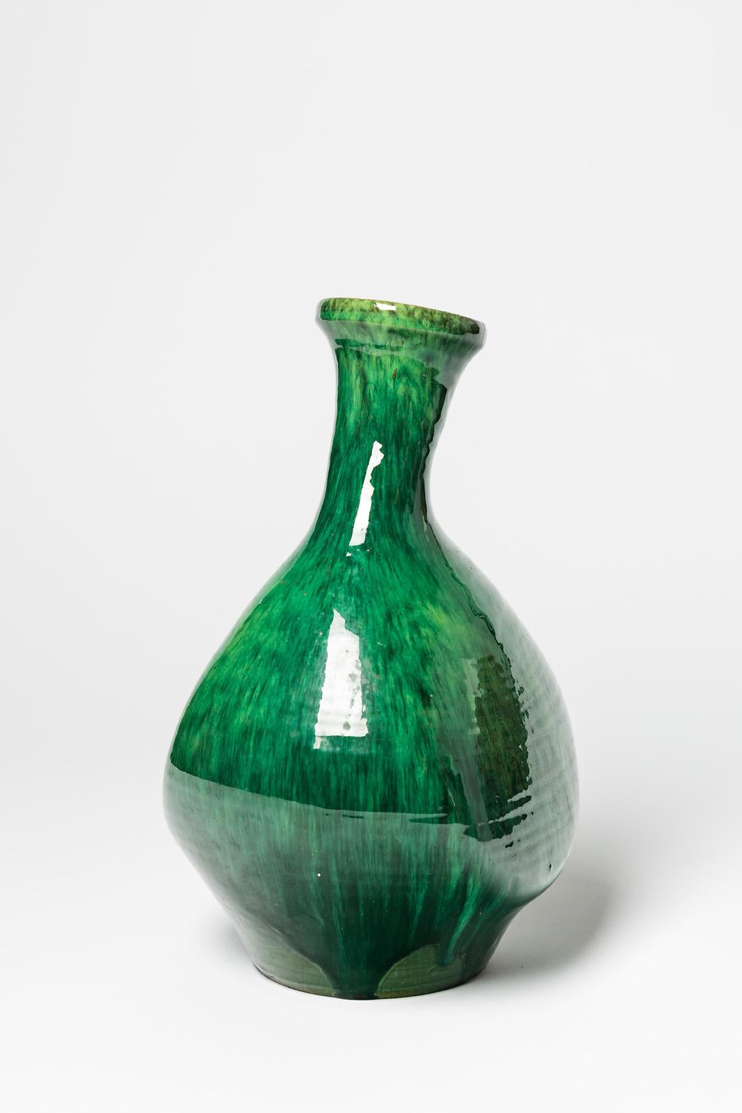 Grüne und weiße Keramikvase in Freiform, um 1950, im französischen Design-Stil von Madoura (Französisch) im Angebot