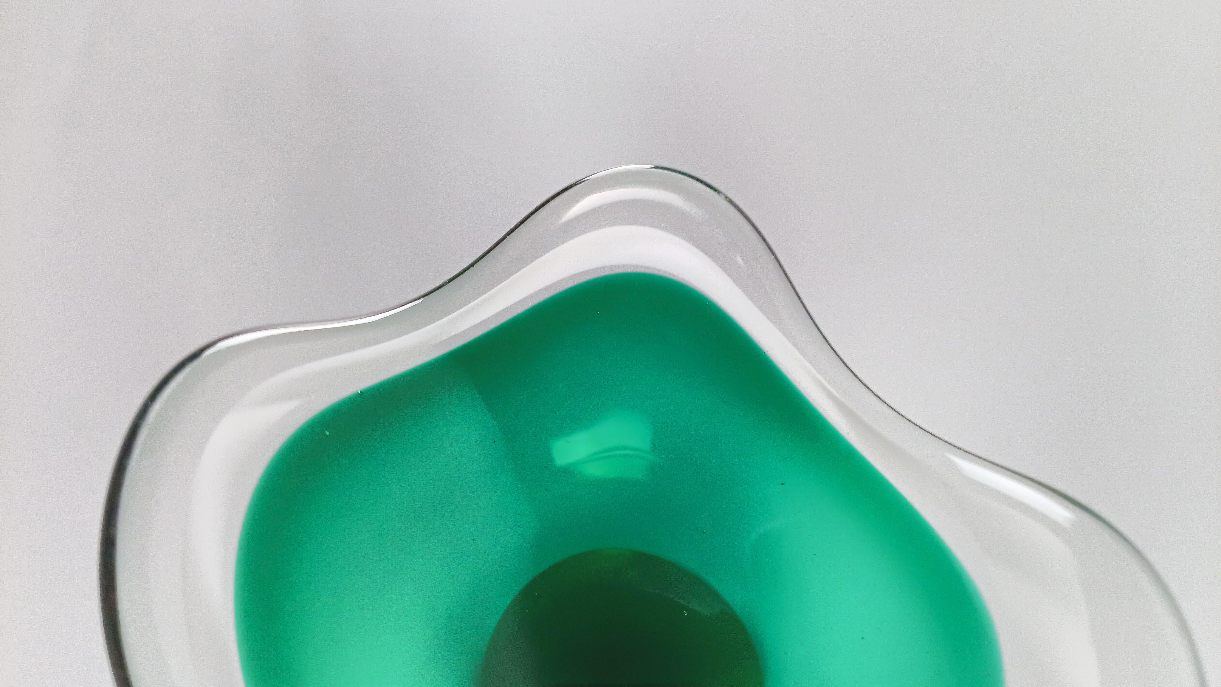 Mid-Century moderno Ciotola 'Coquille' in vetro verde e bianco di Paul Kedelv per Flygsfors, Svezia, 1953 in vendita