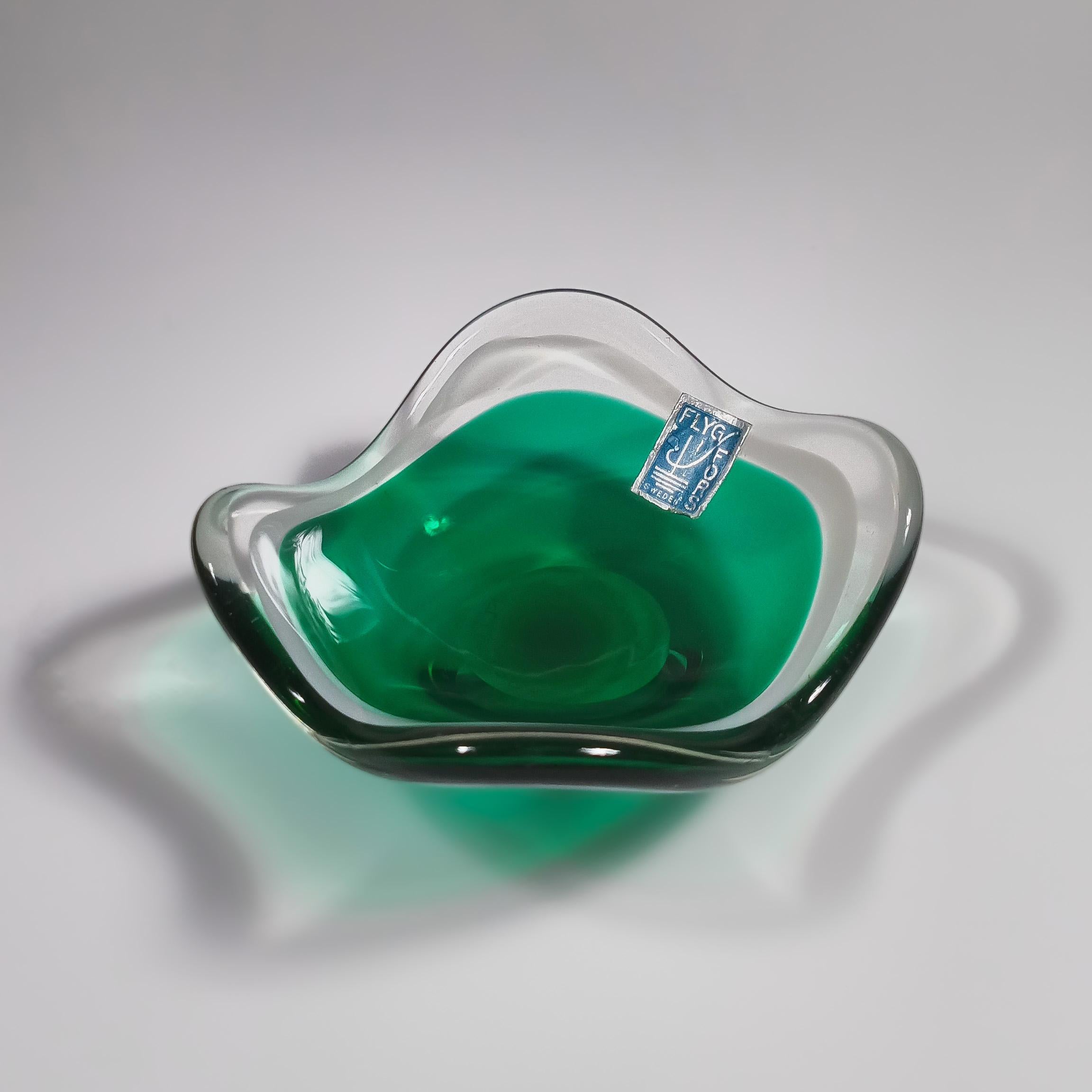 Svedese Ciotola 'Coquille' in vetro verde e bianco di Paul Kedelv per Flygsfors, Svezia, 1953 in vendita