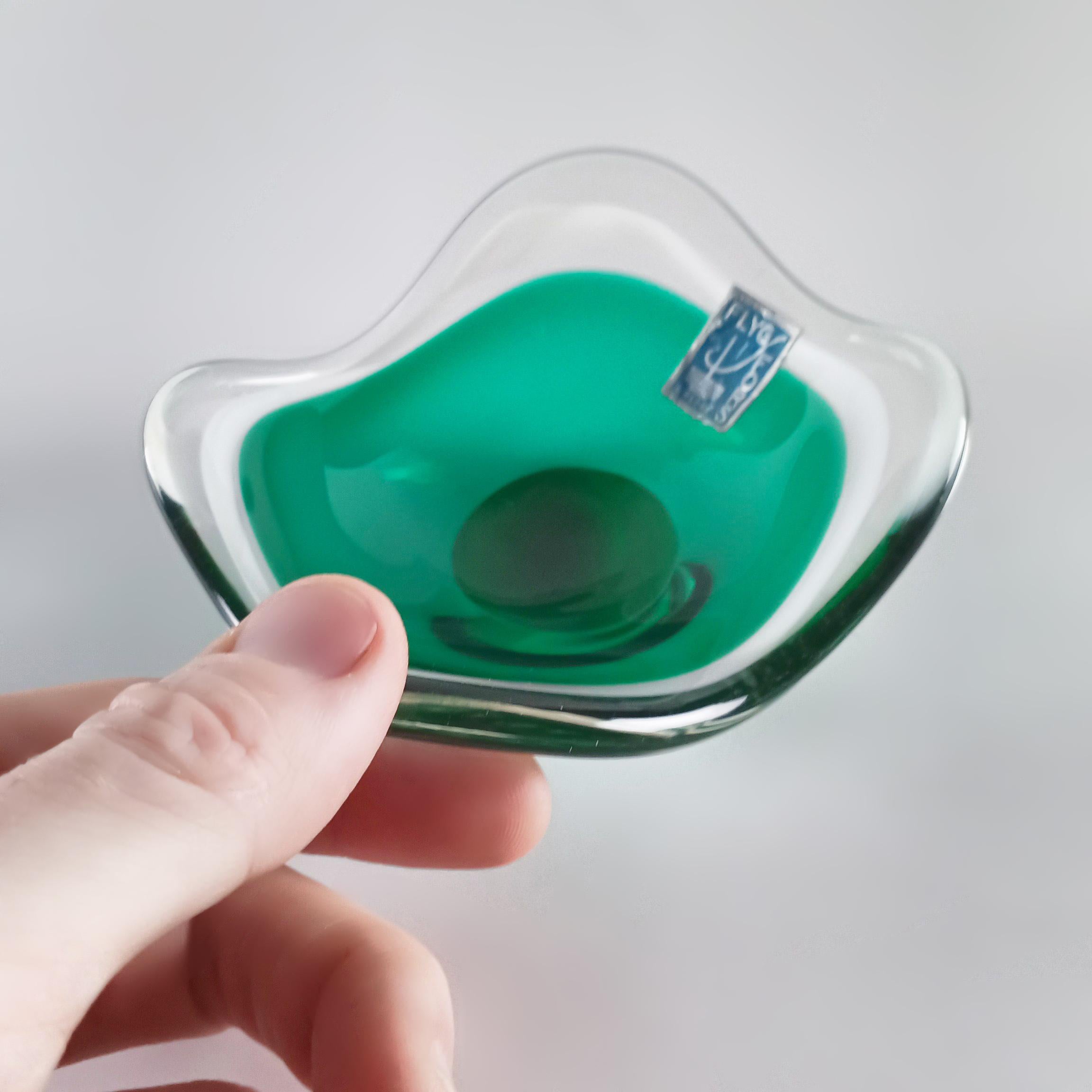 Fatto a mano Ciotola 'Coquille' in vetro verde e bianco di Paul Kedelv per Flygsfors, Svezia, 1953 in vendita