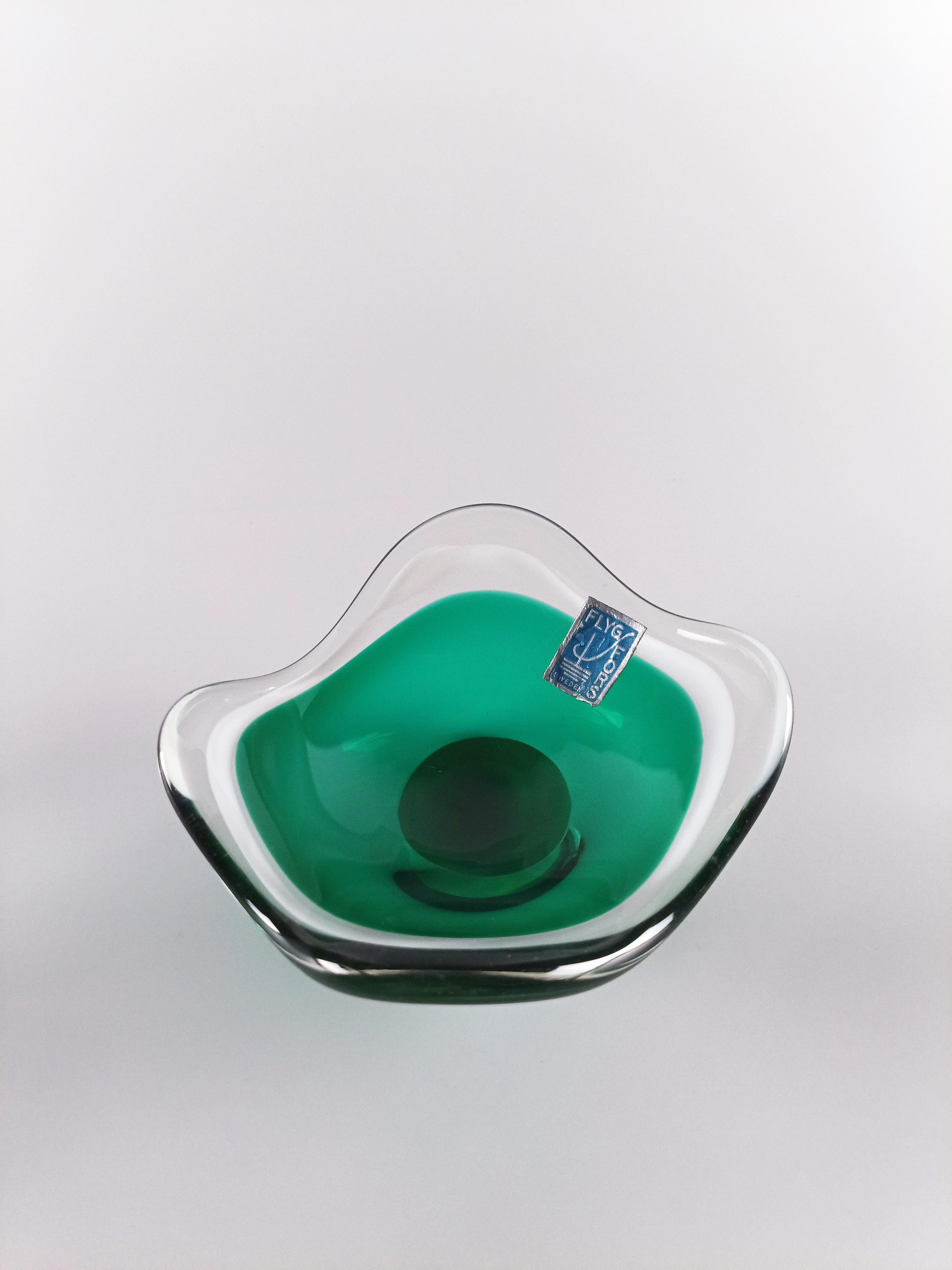 Ciotola 'Coquille' in vetro verde e bianco di Paul Kedelv per Flygsfors, Svezia, 1953 In condizioni buone in vendita a Glasgow, GB