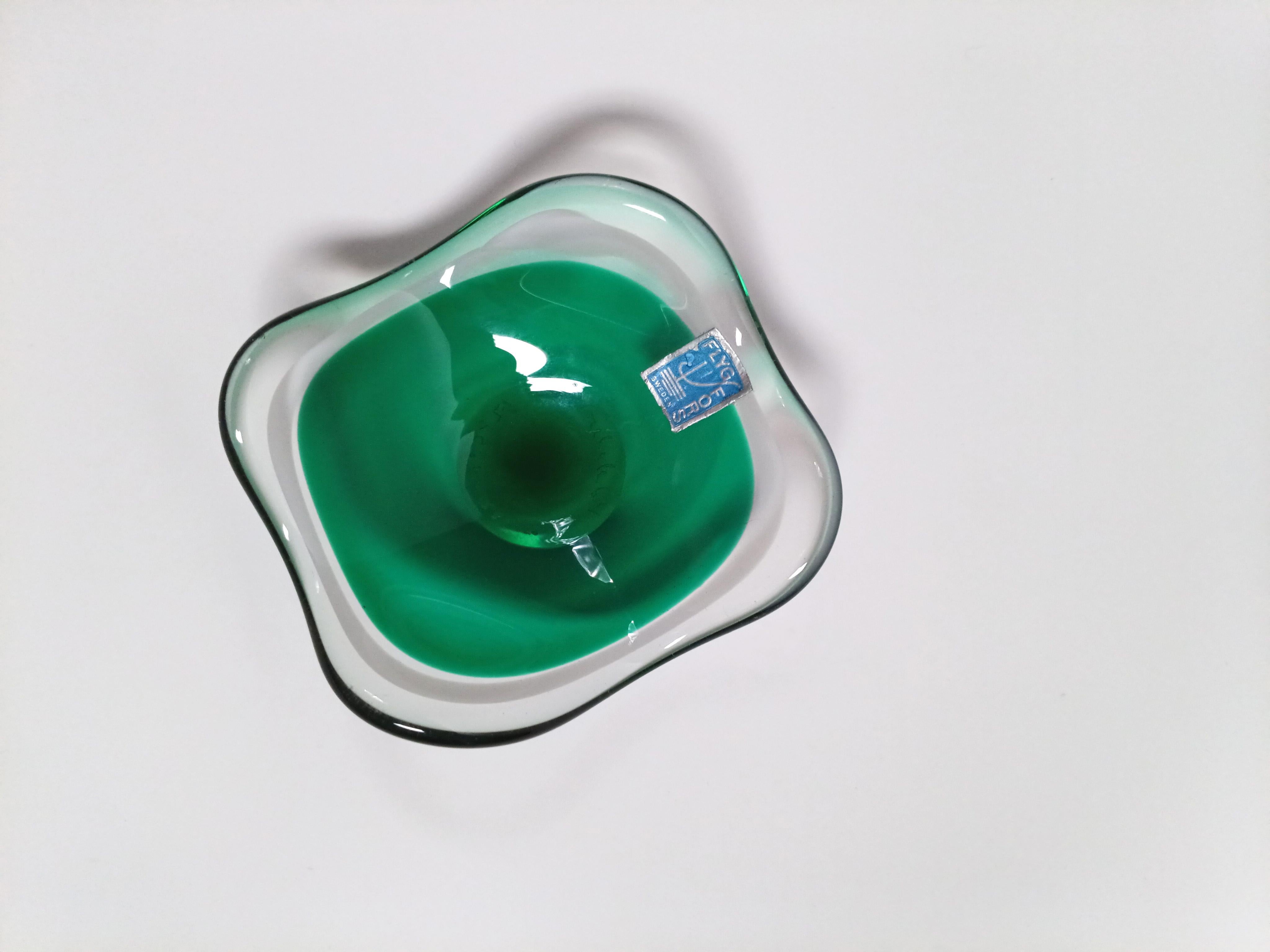 XX secolo Ciotola 'Coquille' in vetro verde e bianco di Paul Kedelv per Flygsfors, Svezia, 1953 in vendita