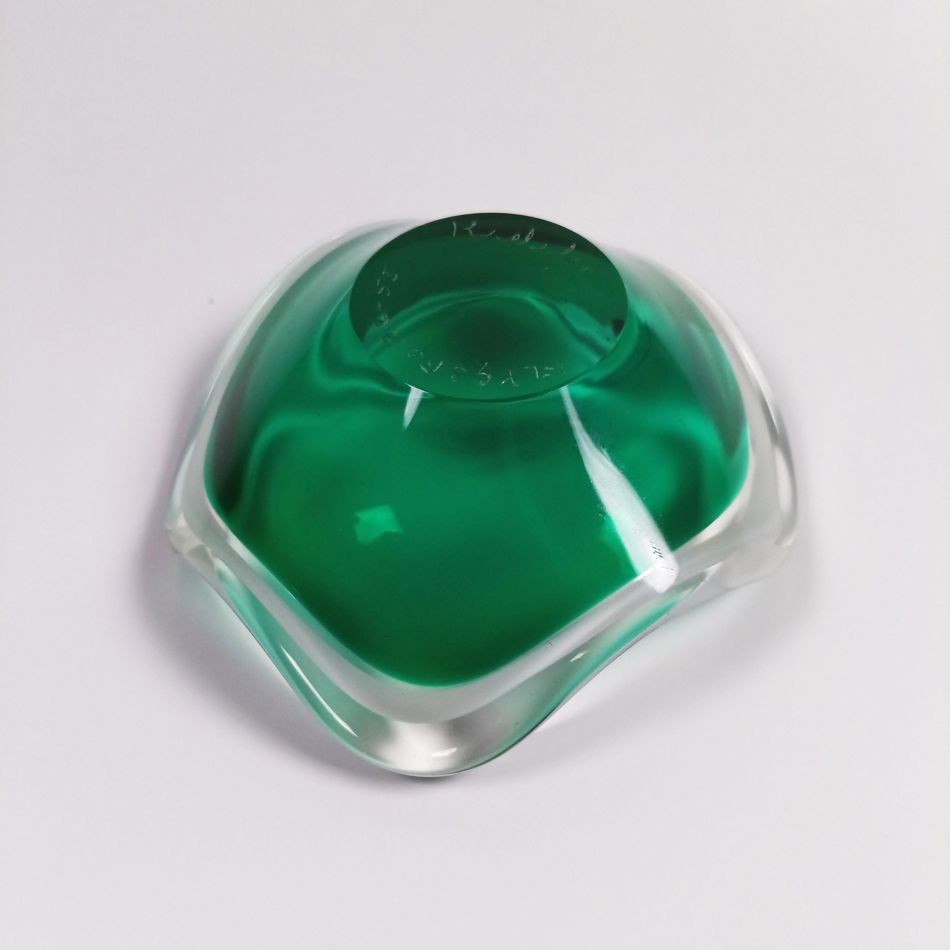 Vetro artistico Ciotola 'Coquille' in vetro verde e bianco di Paul Kedelv per Flygsfors, Svezia, 1953 in vendita