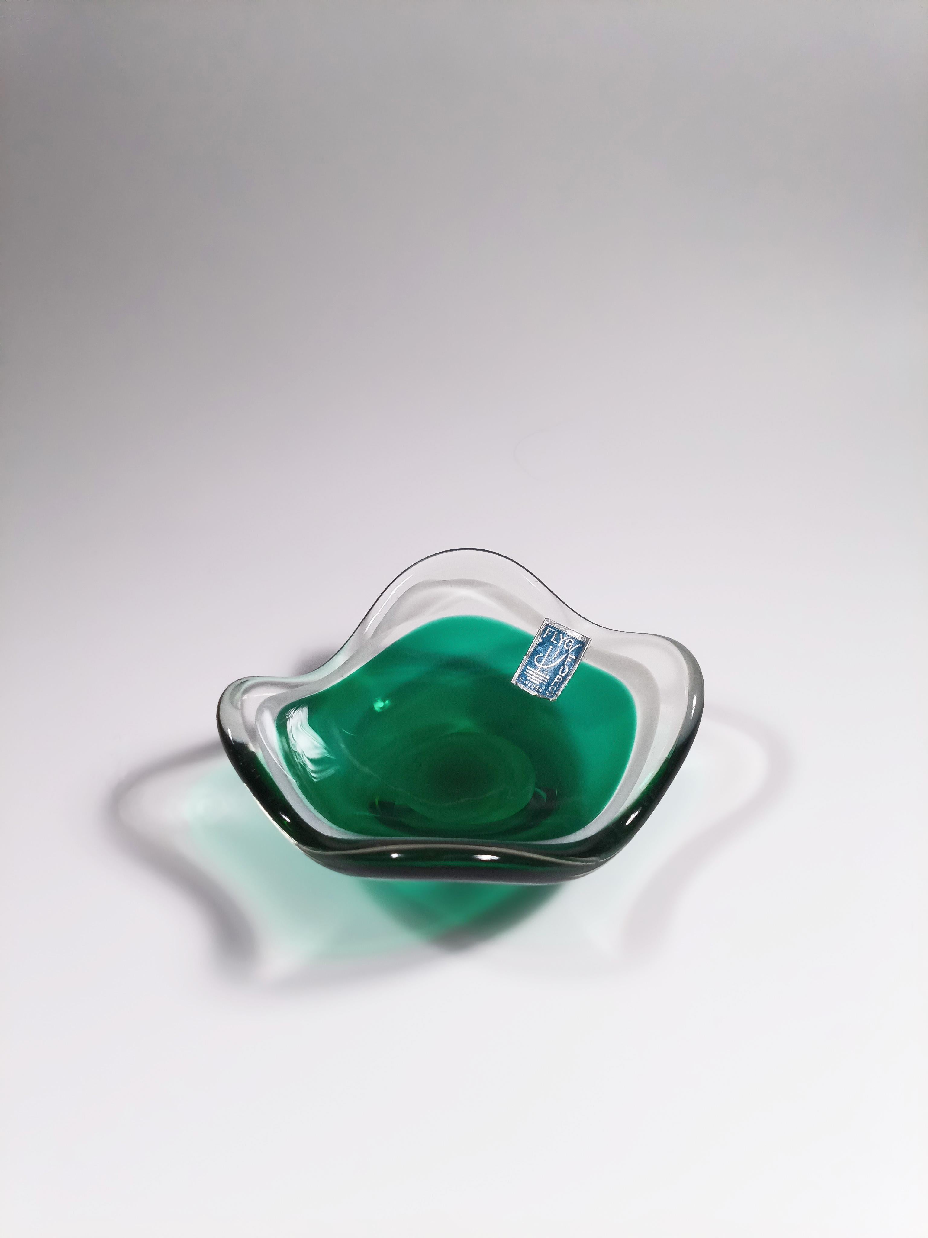 Ciotola 'Coquille' in vetro verde e bianco di Paul Kedelv per Flygsfors, Svezia, 1953 in vendita 1